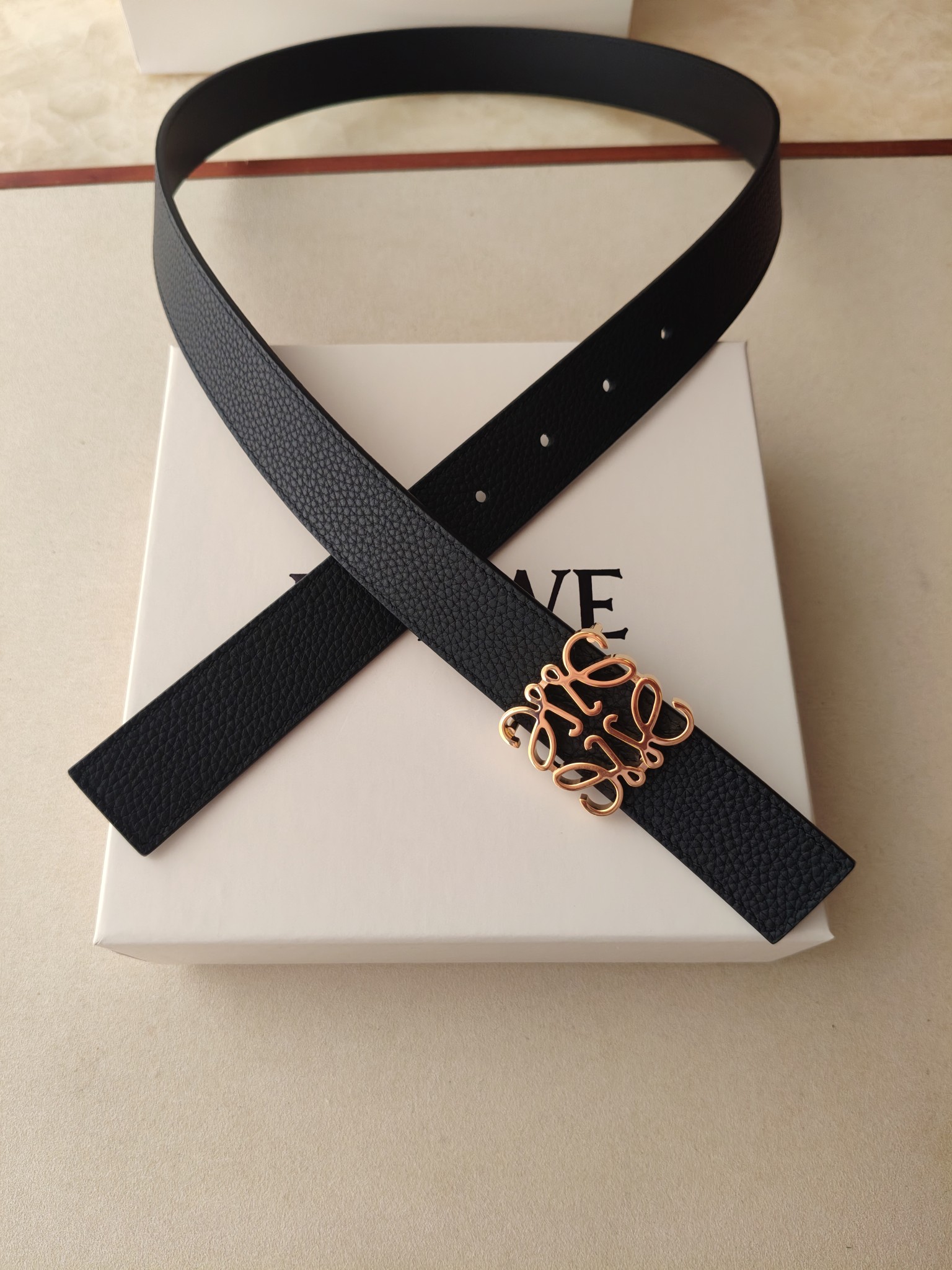 品牌:罗意威 价格:尺寸:带宽28mm 正品尺寸 五金材质:专柜精品扣，真空电镀，工艺精细 带身材质:天