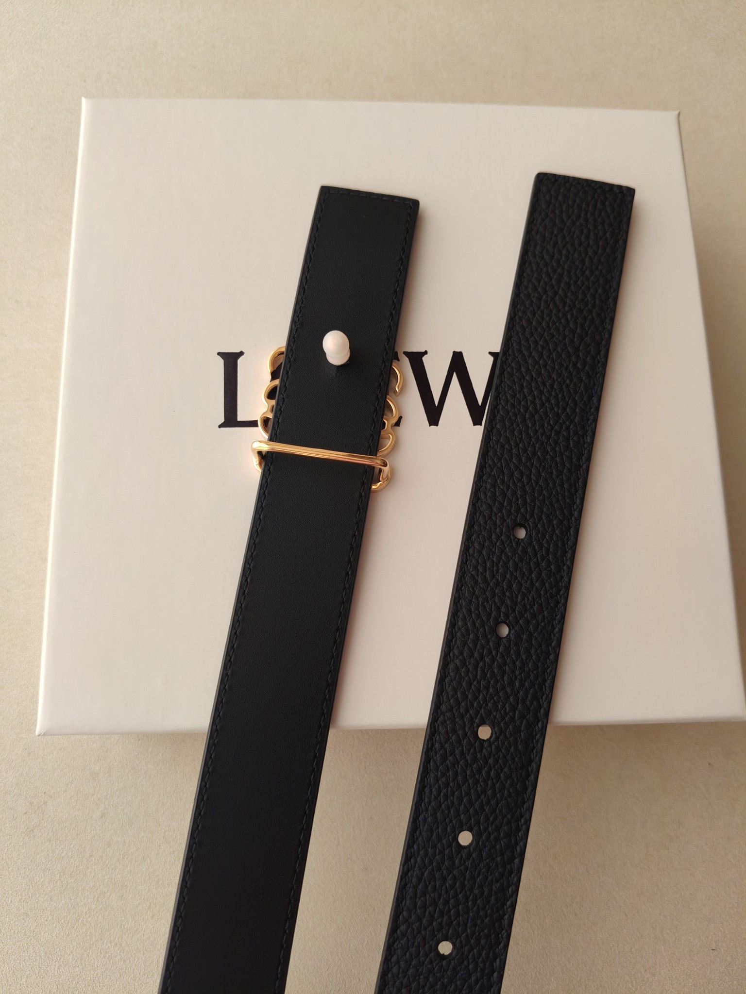 品牌:罗意威 价格:尺寸:带宽28mm 正品尺寸 五金材质:专柜精品扣，真空电镀，工艺精细 带身材质:天