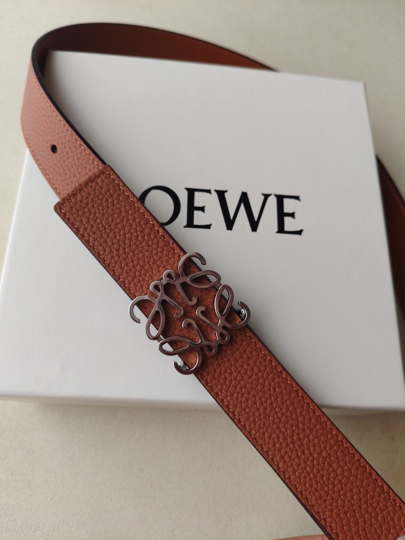 品牌:罗意威 价格:尺寸:带宽28mm 正品尺寸 五金材质:专柜精品扣，真空电镀，工艺精细 带身材质:天