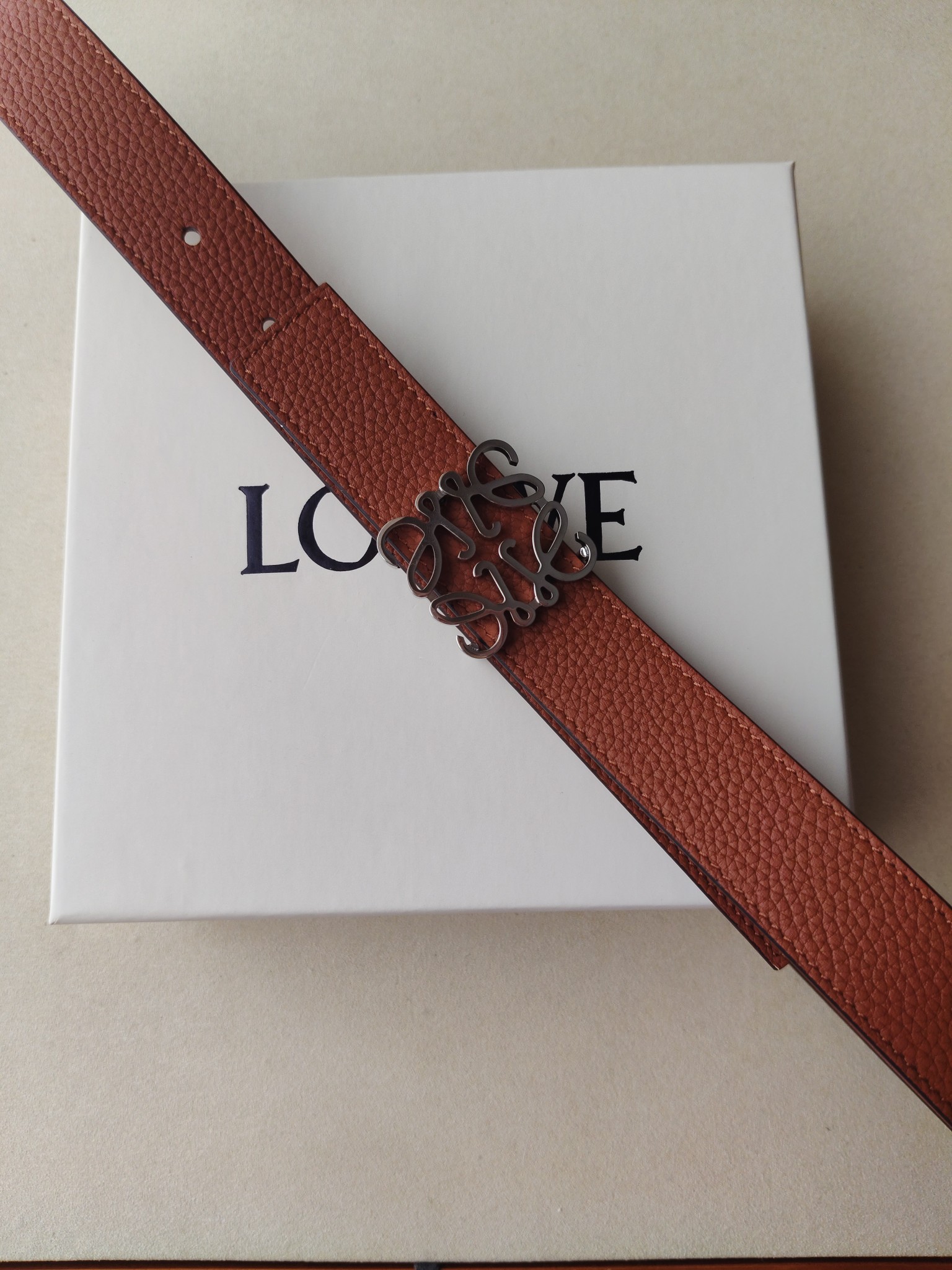 品牌:罗意威 价格:尺寸:带宽28mm 正品尺寸 五金材质:专柜精品扣，真空电镀，工艺精细 带身材质:天