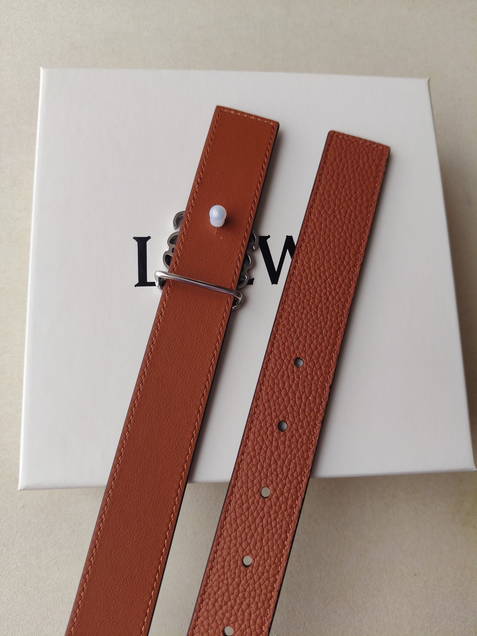 品牌:罗意威 价格:尺寸:带宽28mm 正品尺寸 五金材质:专柜精品扣，真空电镀，工艺精细 带身材质:天