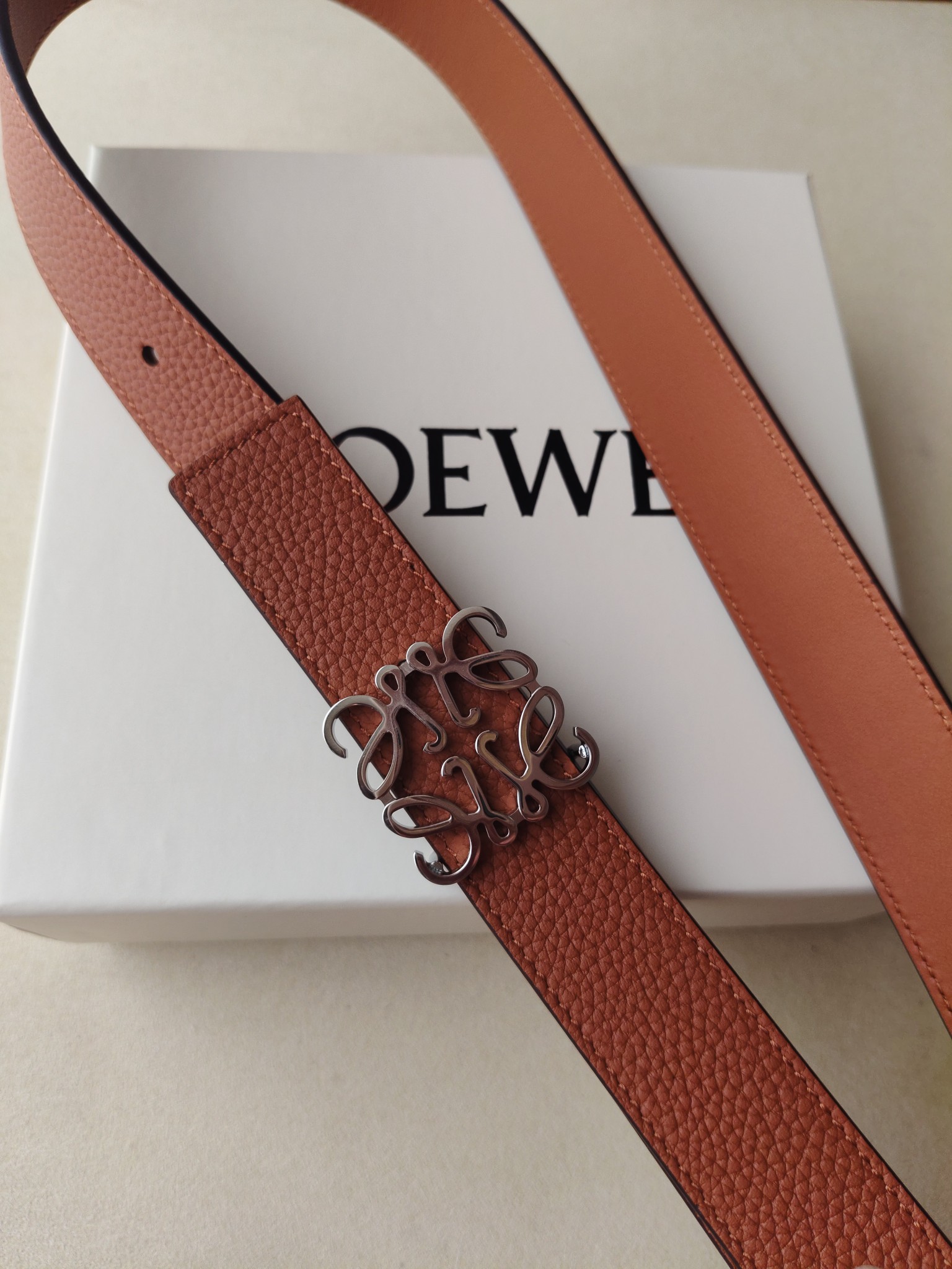 品牌:罗意威 价格:尺寸:带宽28mm 正品尺寸 五金材质:专柜精品扣，真空电镀，工艺精细 带身材质:天