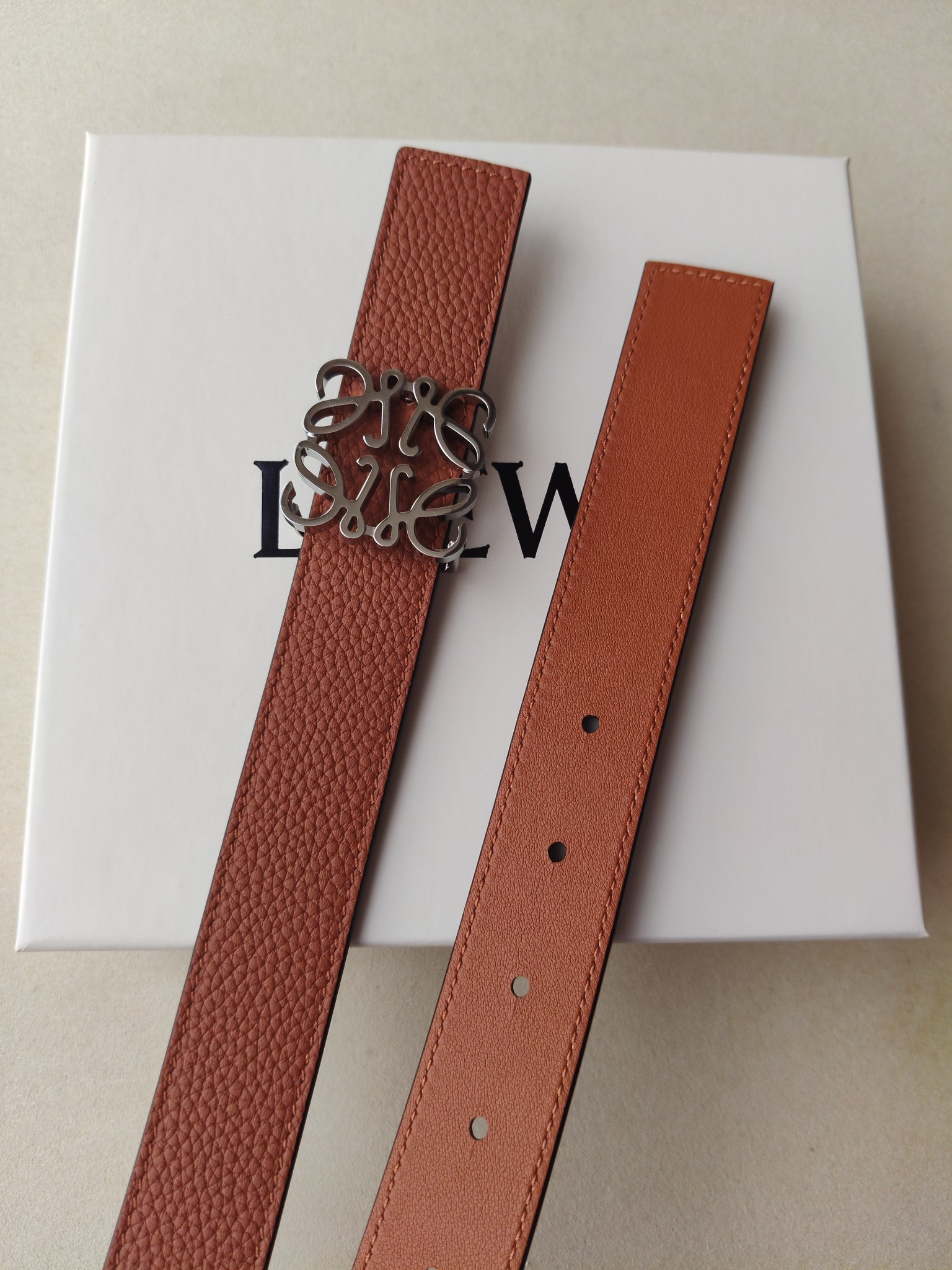 品牌:罗意威 价格:尺寸:带宽28mm 正品尺寸 五金材质:专柜精品扣，真空电镀，工艺精细 带身材质:天