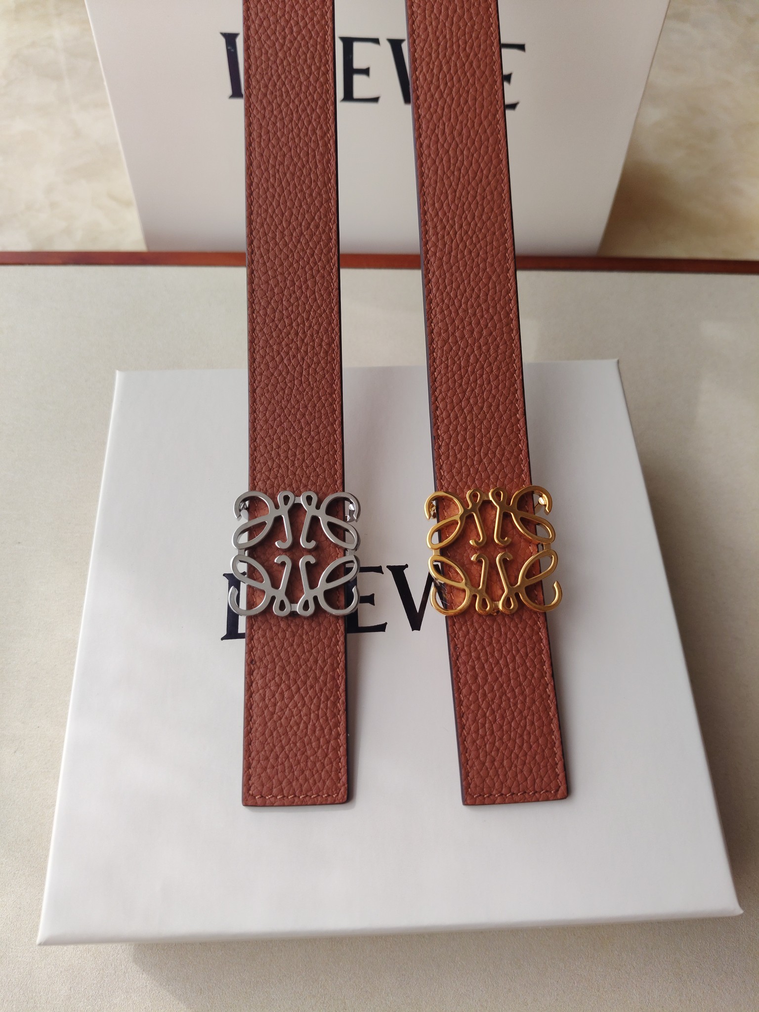 品牌:罗意威 价格:尺寸:带宽28mm 正品尺寸 五金材质:专柜精品扣，真空电镀，工艺精细 带身材质:天