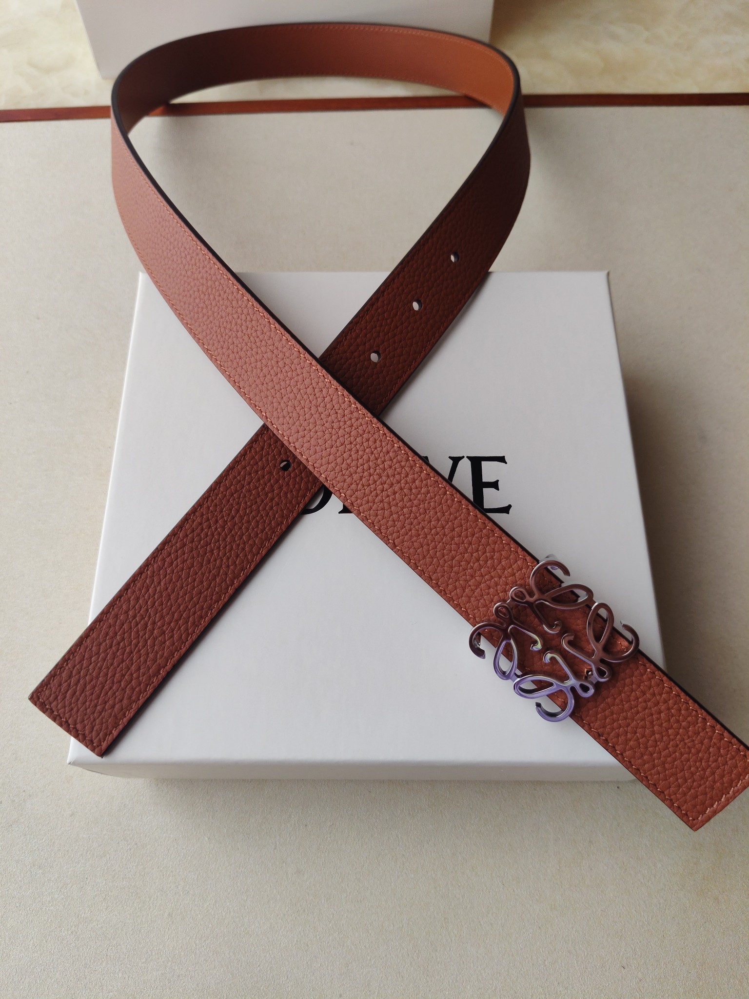 品牌:罗意威 价格:尺寸:带宽28mm 正品尺寸 五金材质:专柜精品扣，真空电镀，工艺精细 带身材质:天