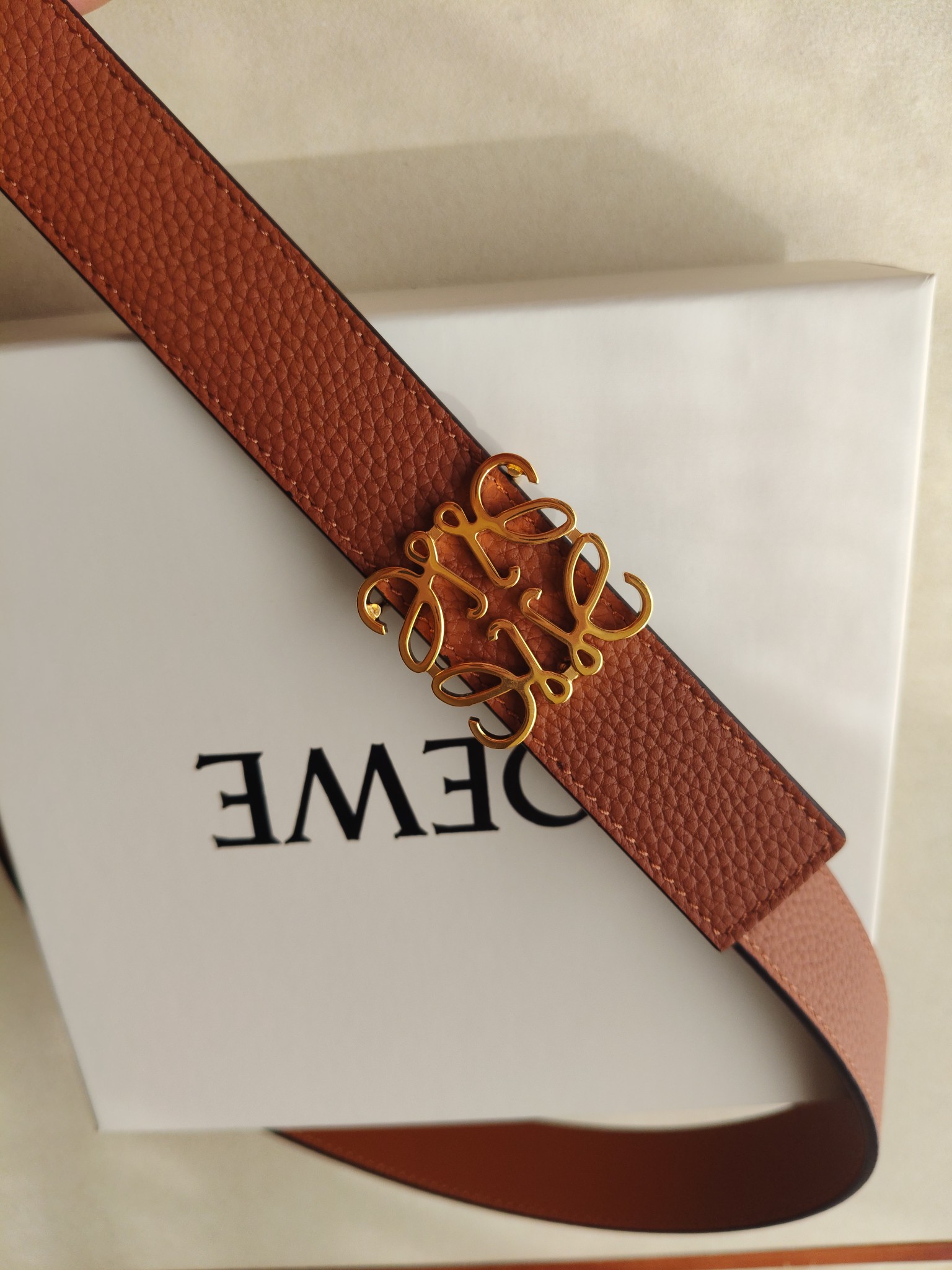 品牌:罗意威 价格:尺寸:带宽28mm 正品尺寸 五金材质:专柜精品扣，真空电镀，工艺精细 带身材质:天