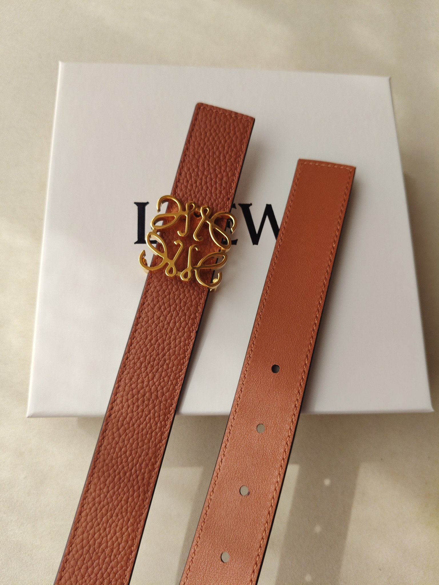 品牌:罗意威 价格:尺寸:带宽28mm 正品尺寸 五金材质:专柜精品扣，真空电镀，工艺精细 带身材质:天