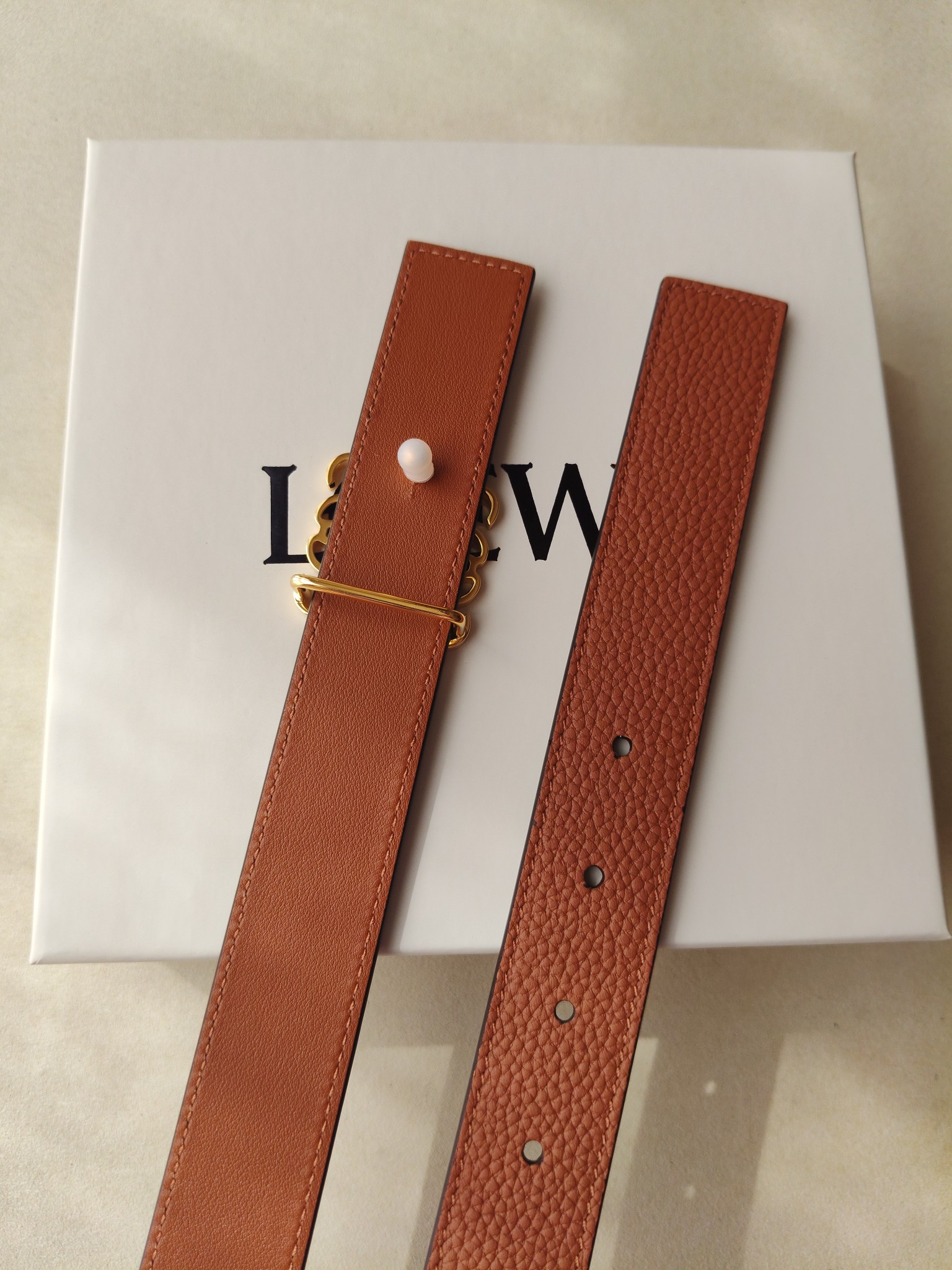 品牌:罗意威 价格:尺寸:带宽28mm 正品尺寸 五金材质:专柜精品扣，真空电镀，工艺精细 带身材质:天