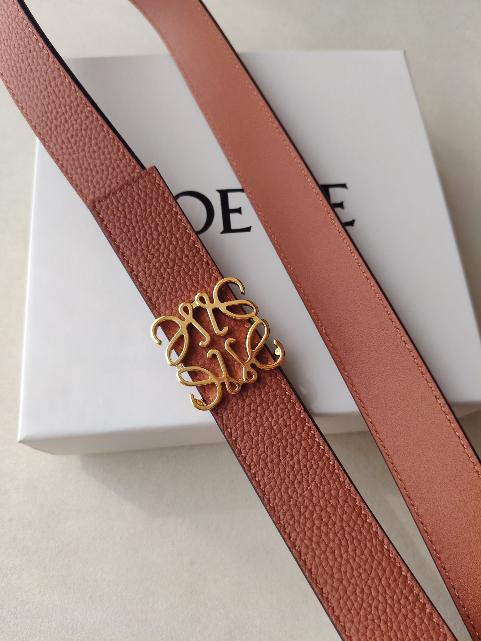 品牌:罗意威 价格:尺寸:带宽28mm 正品尺寸 五金材质:专柜精品扣，真空电镀，工艺精细 带身材质:天