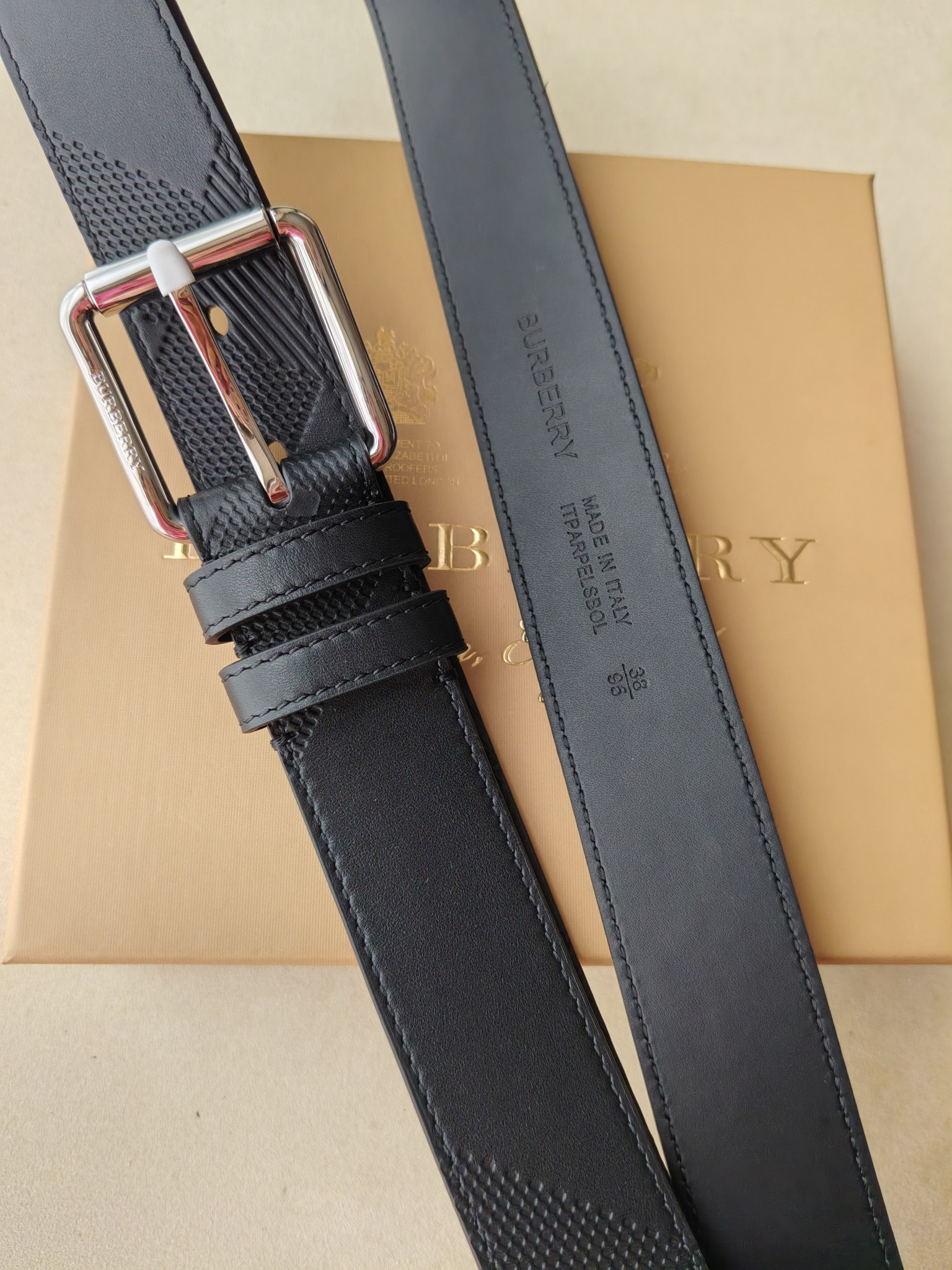 品牌:博柏利  价格: 尺寸:带宽35mm 正品尺寸  五金材质:专柜精品扣，真空电镀，工艺精细  带身材质:天然头层牛