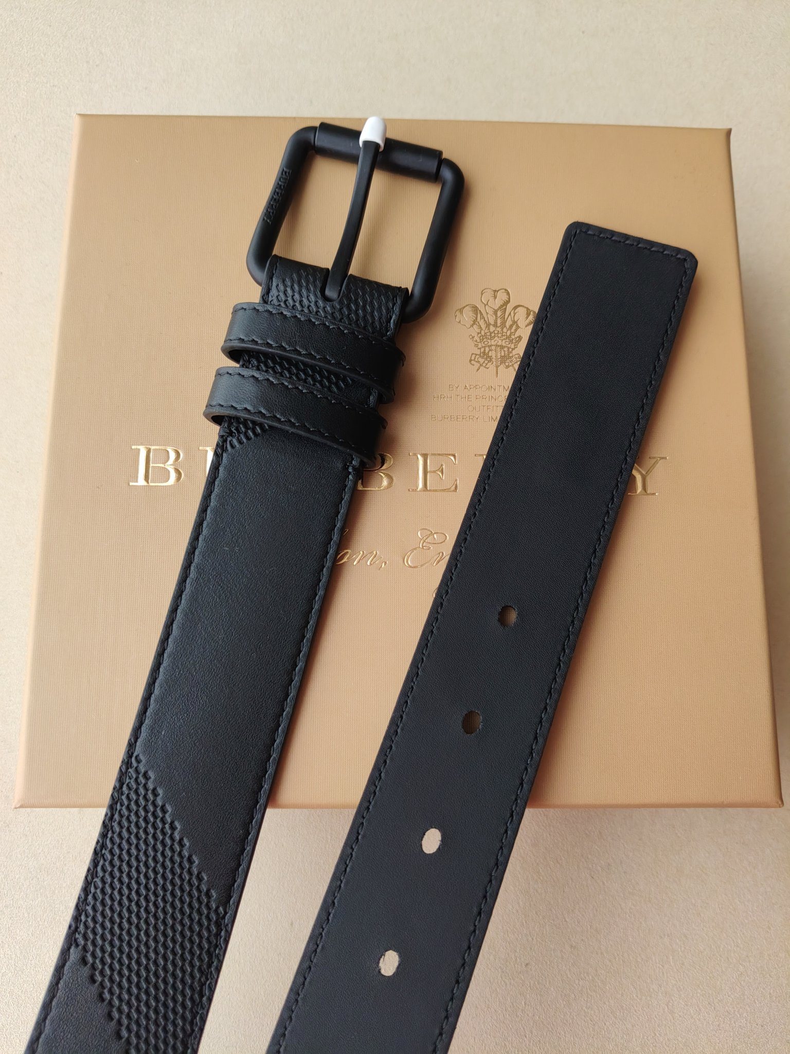 品牌:博柏利  价格: 尺寸:带宽35mm 正品尺寸  五金材质:专柜精品扣，真空电镀，工艺精细  带身材质:天然头层牛