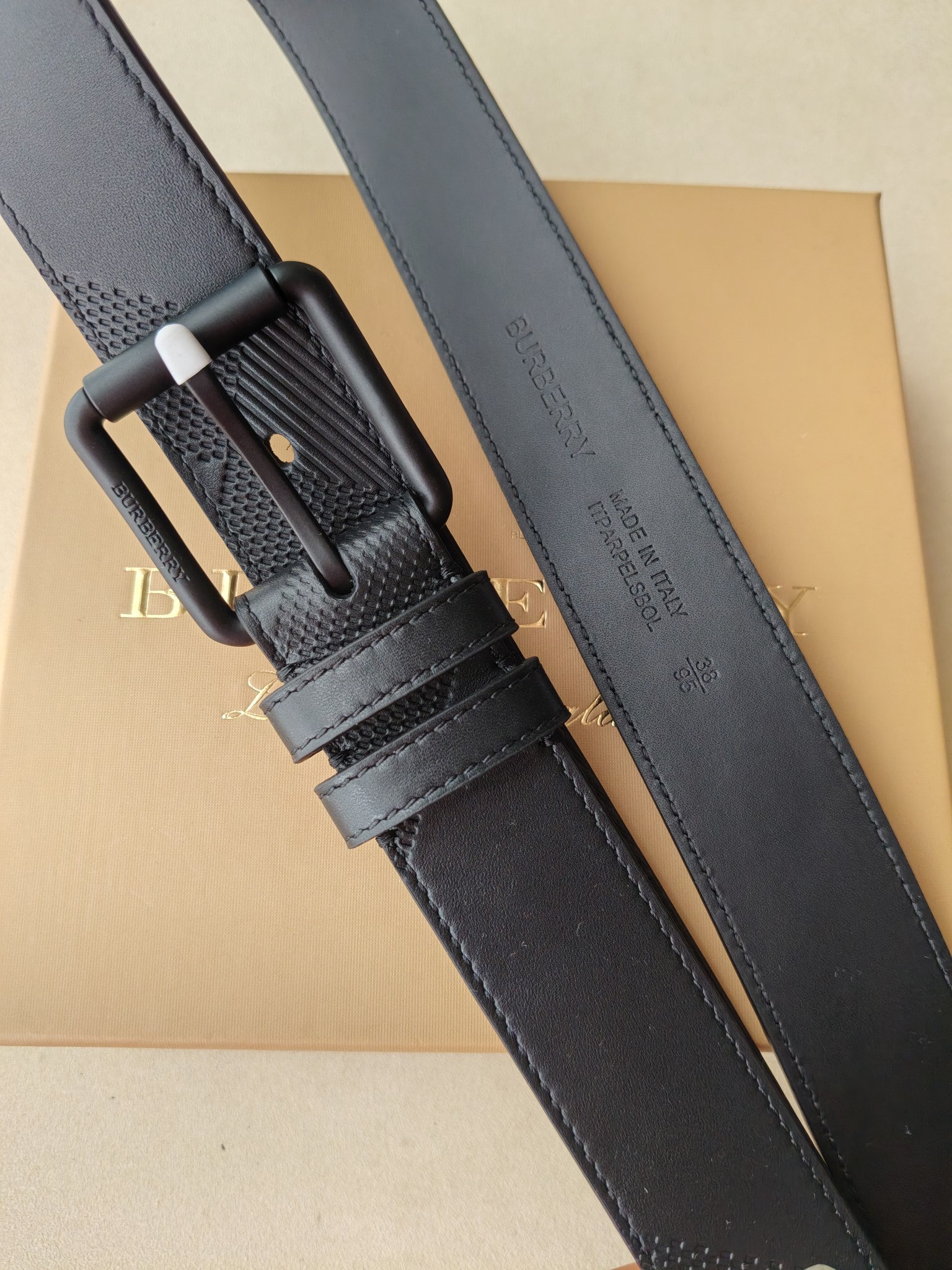 品牌:博柏利  价格: 尺寸:带宽35mm 正品尺寸  五金材质:专柜精品扣，真空电镀，工艺精细  带身材质:天然头层牛