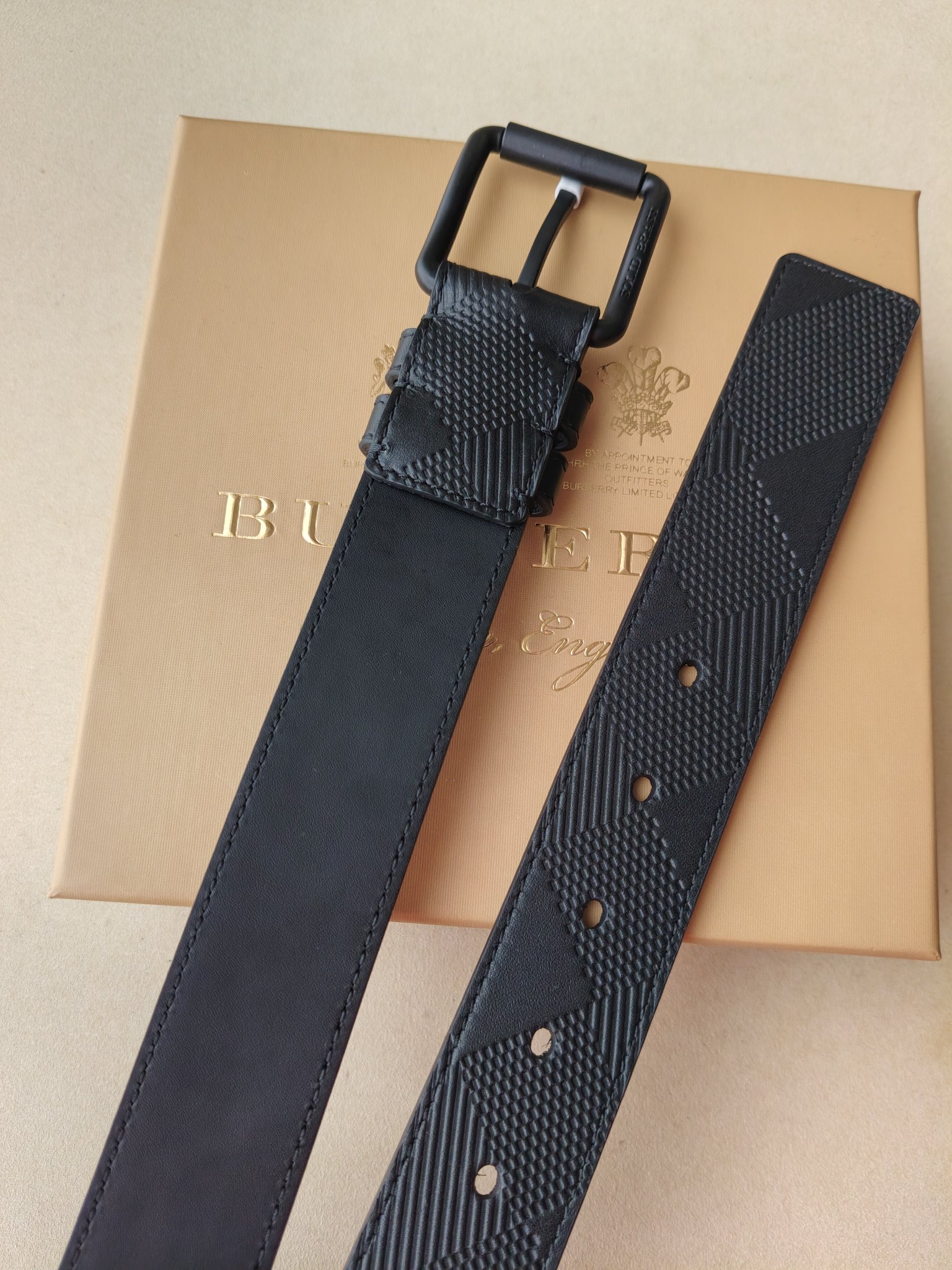 品牌:博柏利  价格: 尺寸:带宽35mm 正品尺寸  五金材质:专柜精品扣，真空电镀，工艺精细  带身材质:天然头层牛