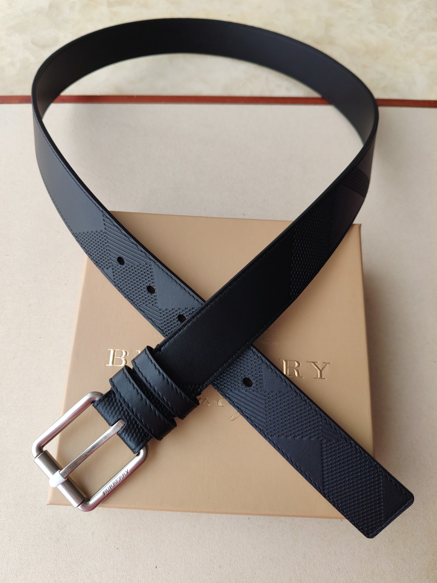 NO:924815,Original order Brand: Burberry Price: Size: Bandwidth 35mm Authentic size Hardware material: Counter quality buckle, vacuum plating, fine workmanship Belt material: Natural first-layer cowhide, full texture, soft to the touch. Fashionable and individual, classic and versatile!  You can choose your own combination!  ,belt,cowhide19860909原单 品牌:博柏利 价格: 尺寸:带宽35mm 正品尺寸 五金材质:专柜精品扣,真空电镀,工艺精细 带身材质:天然头层牛皮,质感十足,手感柔软.时尚个性,经典百搭！可自行选择搭配！,皮带,cowhide,Belt