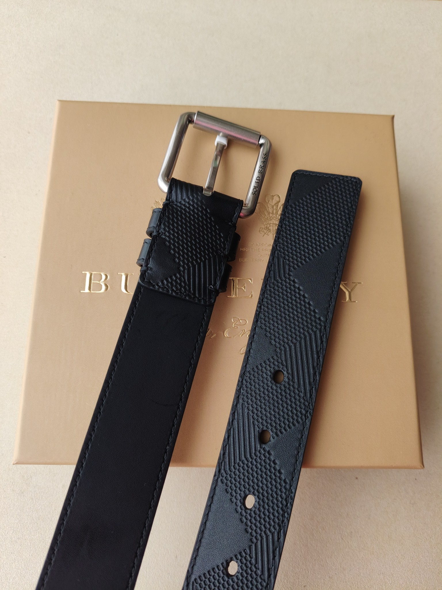 品牌:博柏利 价格: 尺寸:带宽35mm 正品尺寸 五金材质:专柜精品扣,真空电镀,工艺精细 带身材质:天然头层牛 品牌:博柏利 价格: 尺寸:带宽35mm 正品尺寸 五金材质:专柜精品扣,真空电镀,工艺精细 带身材质:天然头层牛
