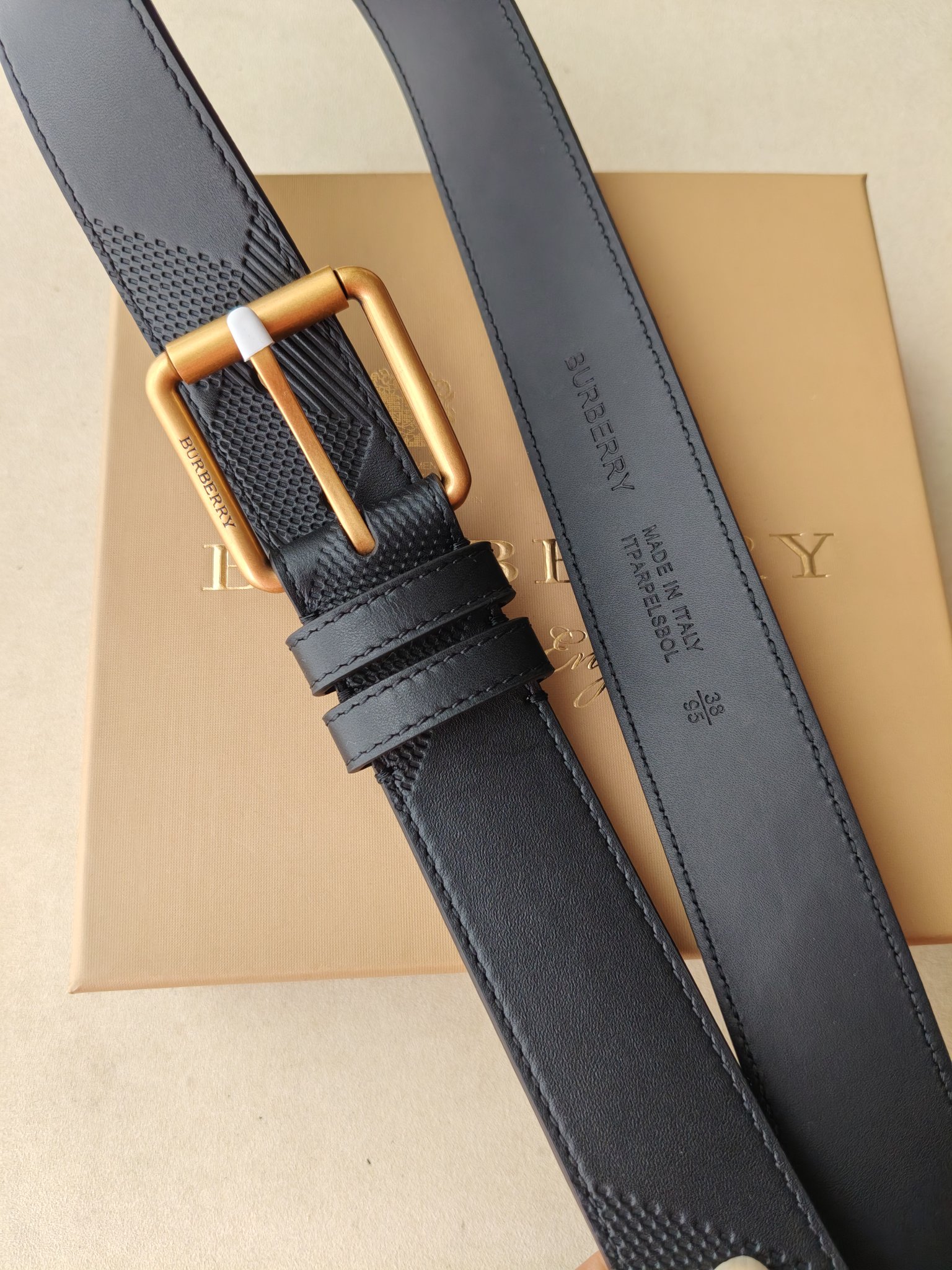 品牌:博柏利  价格: 尺寸:带宽35mm 正品尺寸  五金材质:专柜精品扣，真空电镀，工艺精细  带身材质:天然头层牛
