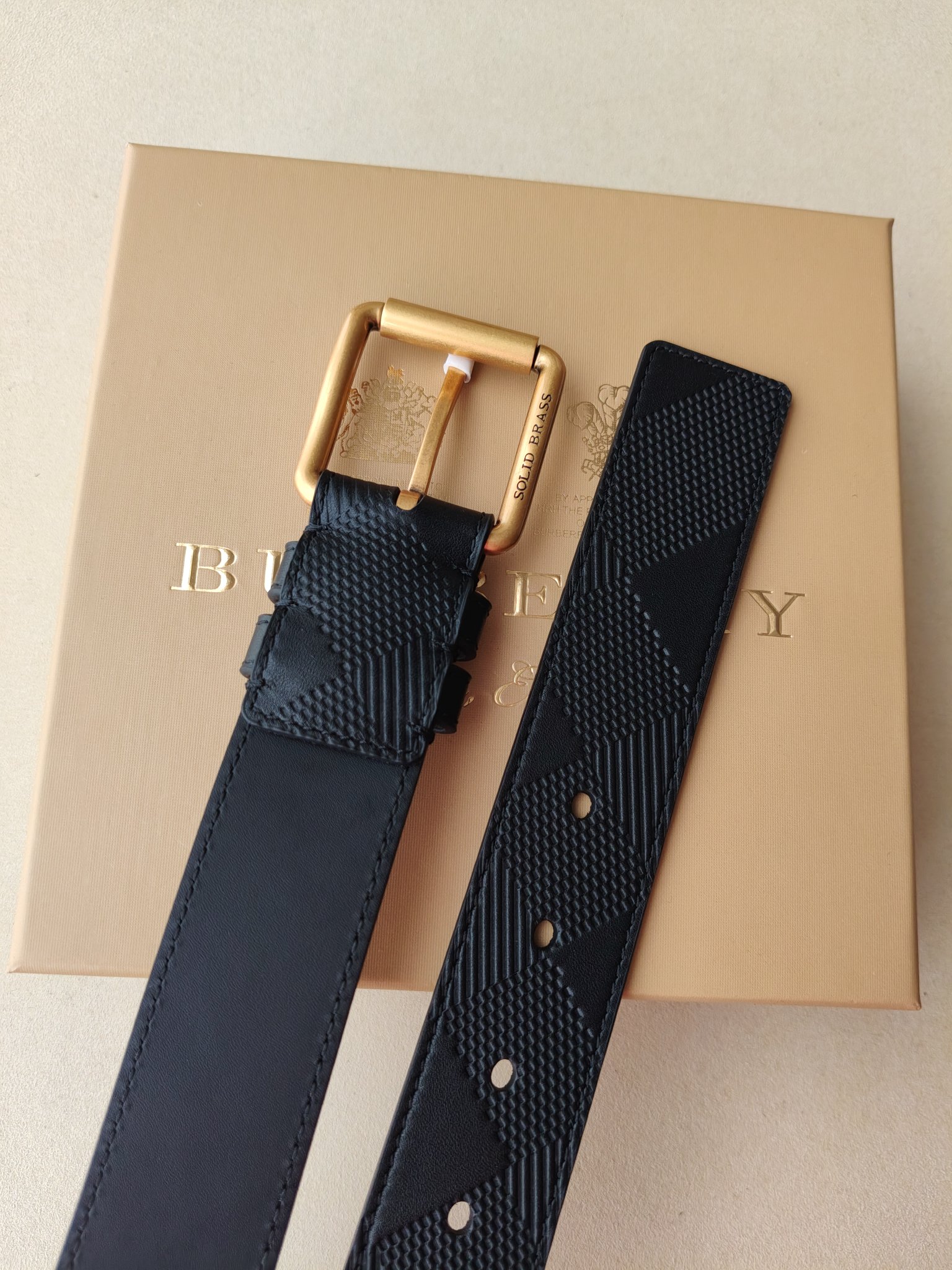 品牌:博柏利  价格: 尺寸:带宽35mm 正品尺寸  五金材质:专柜精品扣，真空电镀，工艺精细  带身材质:天然头层牛