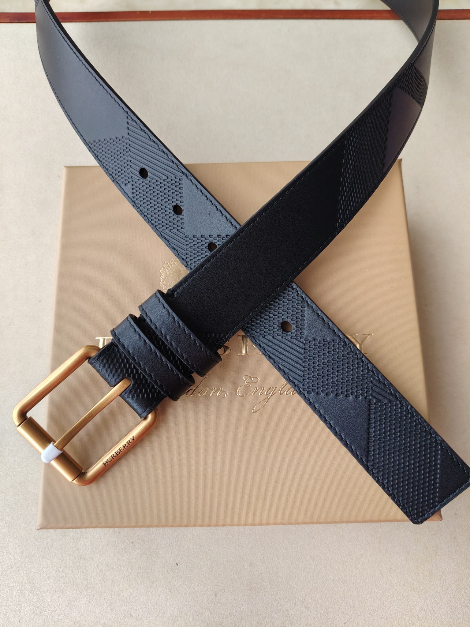 品牌:博柏利 价格: 尺寸:带宽35mm 正品尺寸 五金材质:专柜精品扣,真空电镀,工艺精细 带身材质:天然头层牛 品牌:博柏利 价格: 尺寸:带宽35mm 正品尺寸 五金材质:专柜精品扣,真空电镀,工艺精细 带身材质:天然头层牛