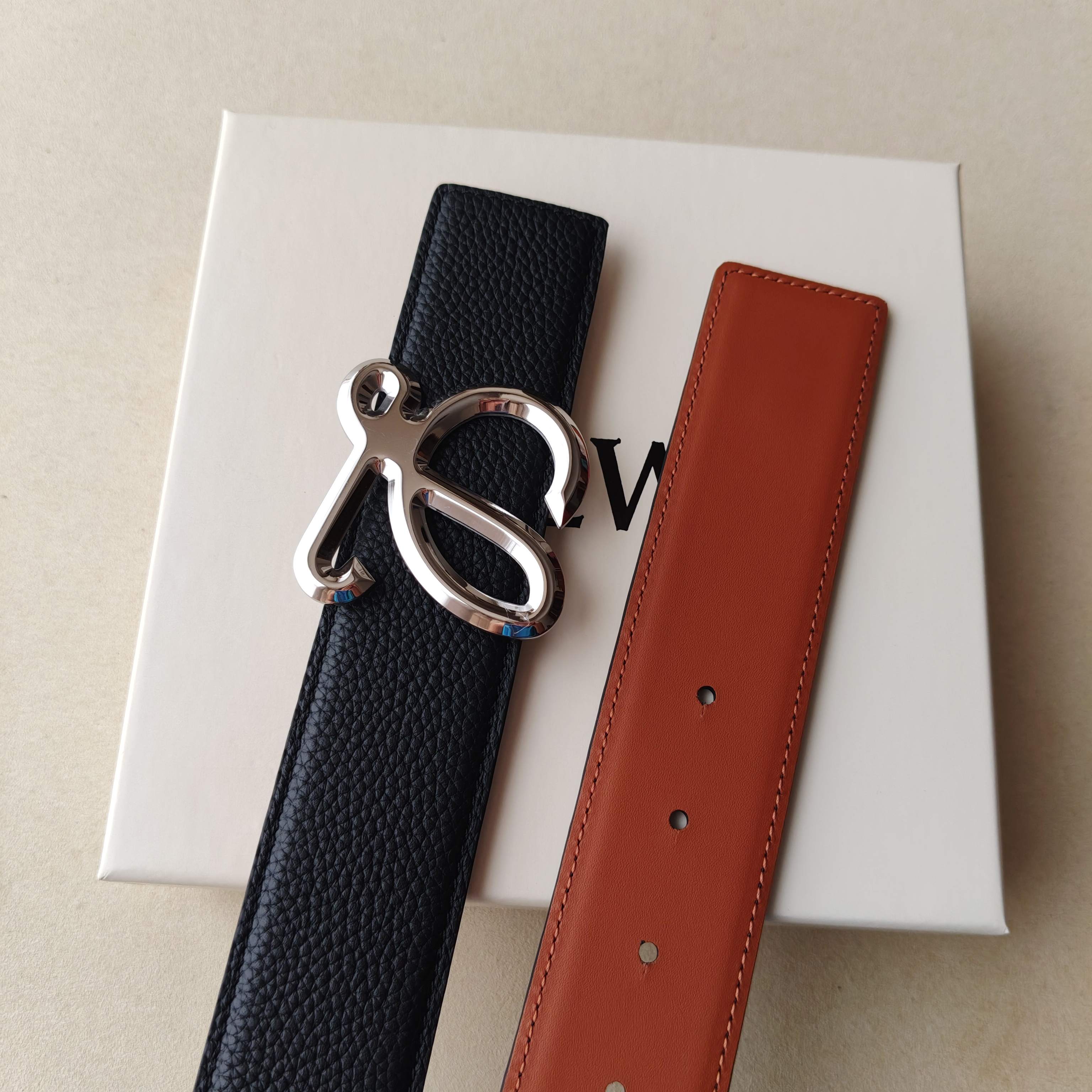 品牌:罗意威  价格: 尺寸:带宽40mm 正品尺寸  五金材质:专柜精品扣，真空电镀，工艺精细 带身材质:天然头层牛皮