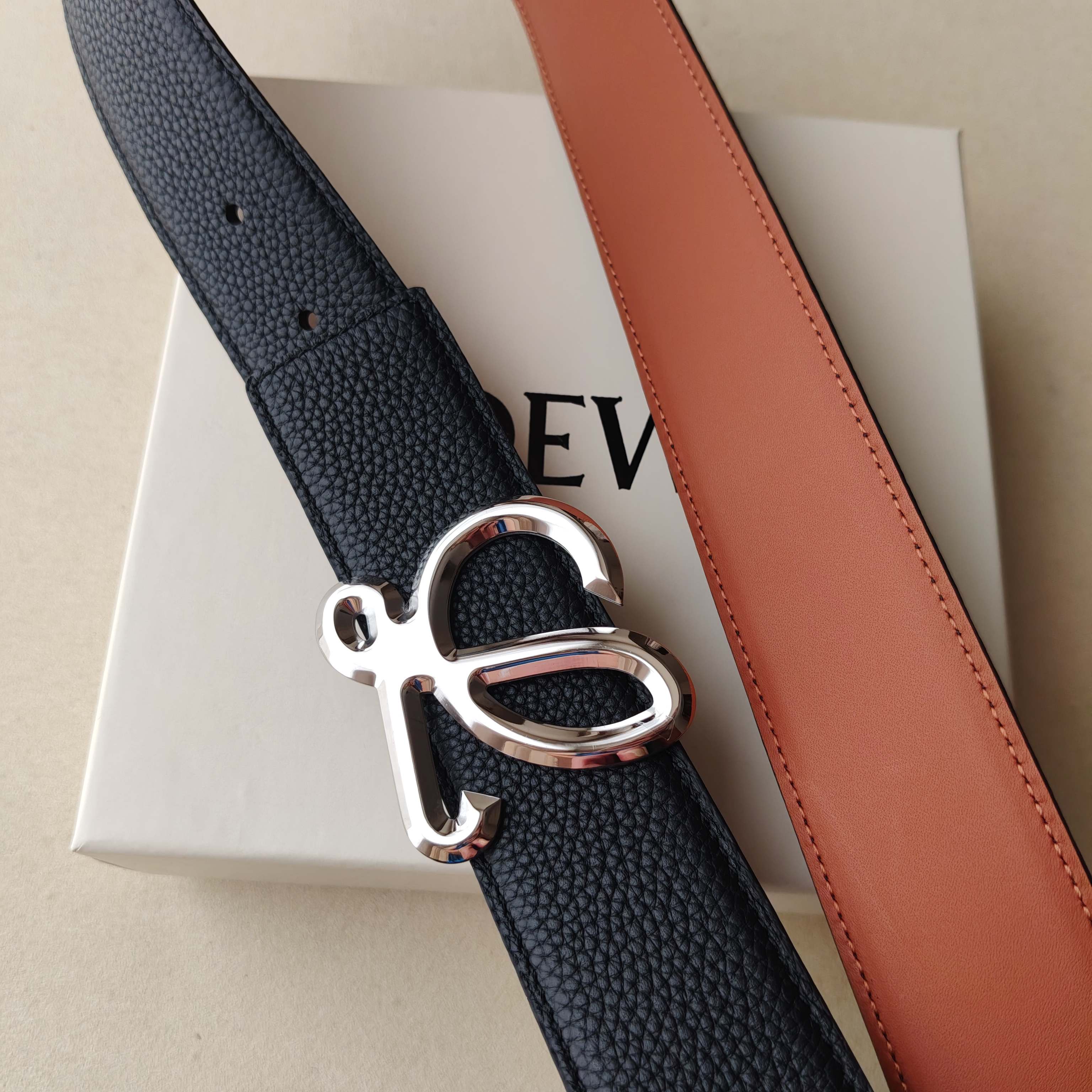 品牌:罗意威  价格: 尺寸:带宽40mm 正品尺寸  五金材质:专柜精品扣，真空电镀，工艺精细 带身材质:天然头层牛皮