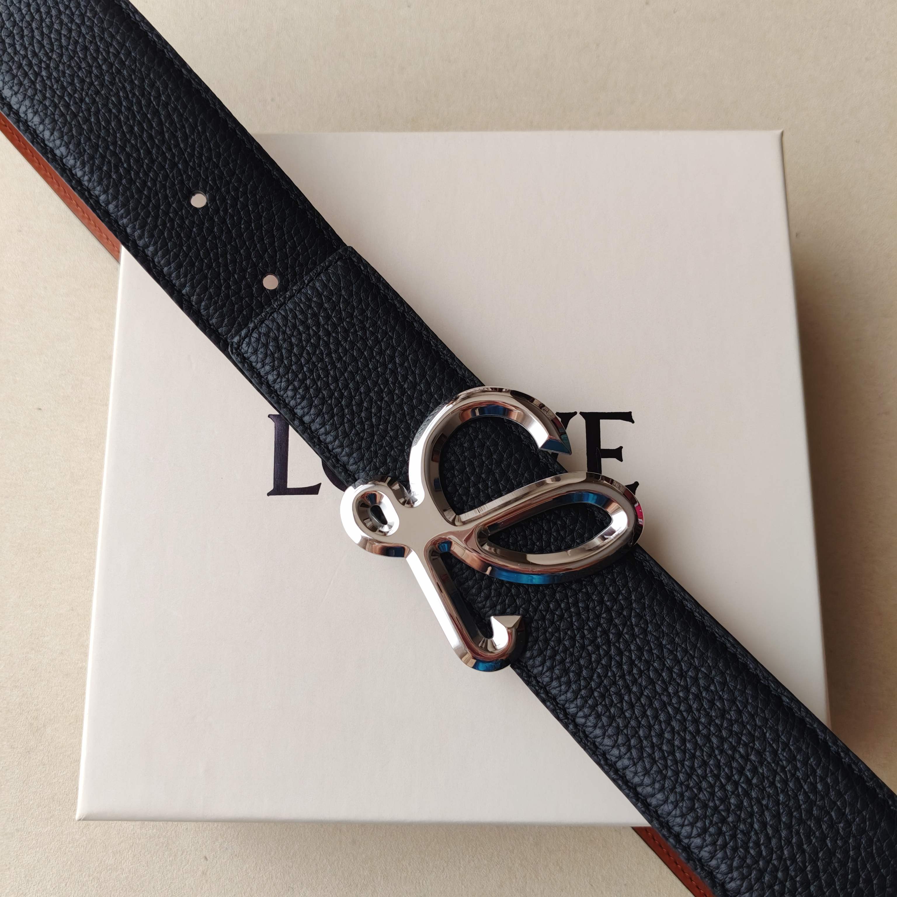 品牌:罗意威  价格: 尺寸:带宽40mm 正品尺寸  五金材质:专柜精品扣，真空电镀，工艺精细 带身材质:天然头层牛皮