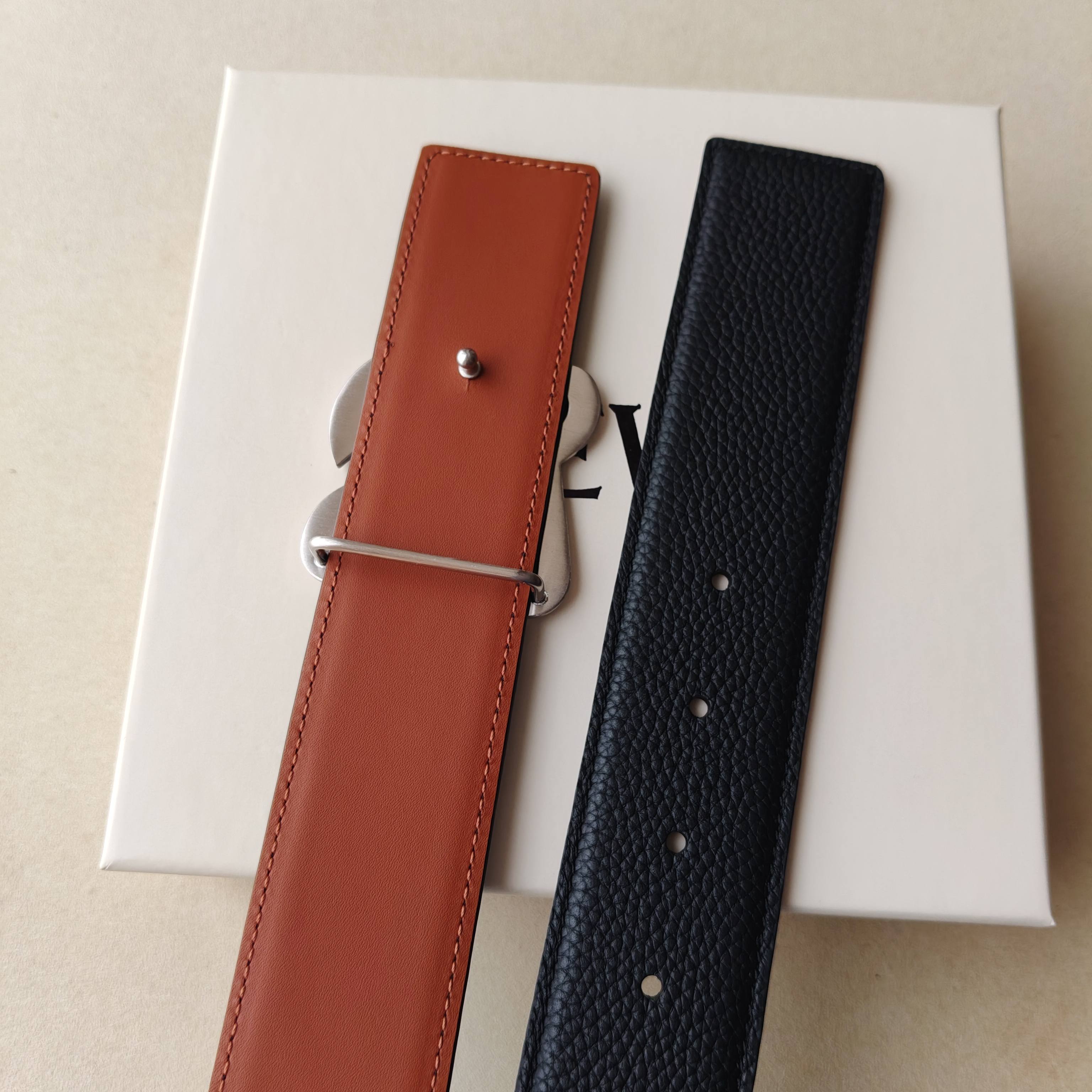 品牌:罗意威  价格: 尺寸:带宽40mm 正品尺寸  五金材质:专柜精品扣，真空电镀，工艺精细 带身材质:天然头层牛皮