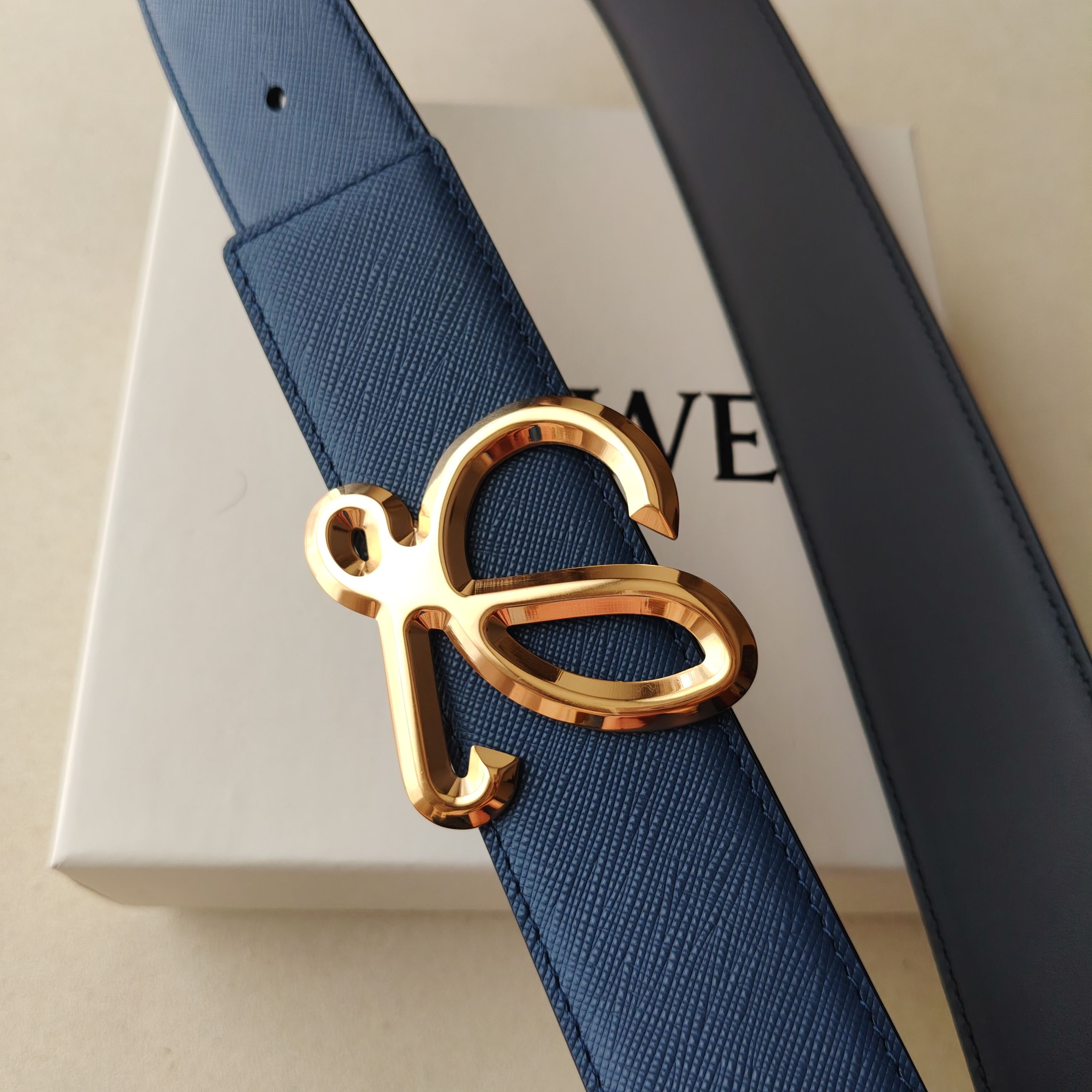 品牌:罗意威 价格: 尺寸:带宽40mm 正品尺寸 五金材质:专柜精品扣,真空电镀,工艺精细 带身材质:天然头层牛皮 品牌:罗意威 价格: 尺寸:带宽40mm 正品尺寸 五金材质:专柜精品扣,真空电镀,工艺精细 带身材质:天然头层牛皮