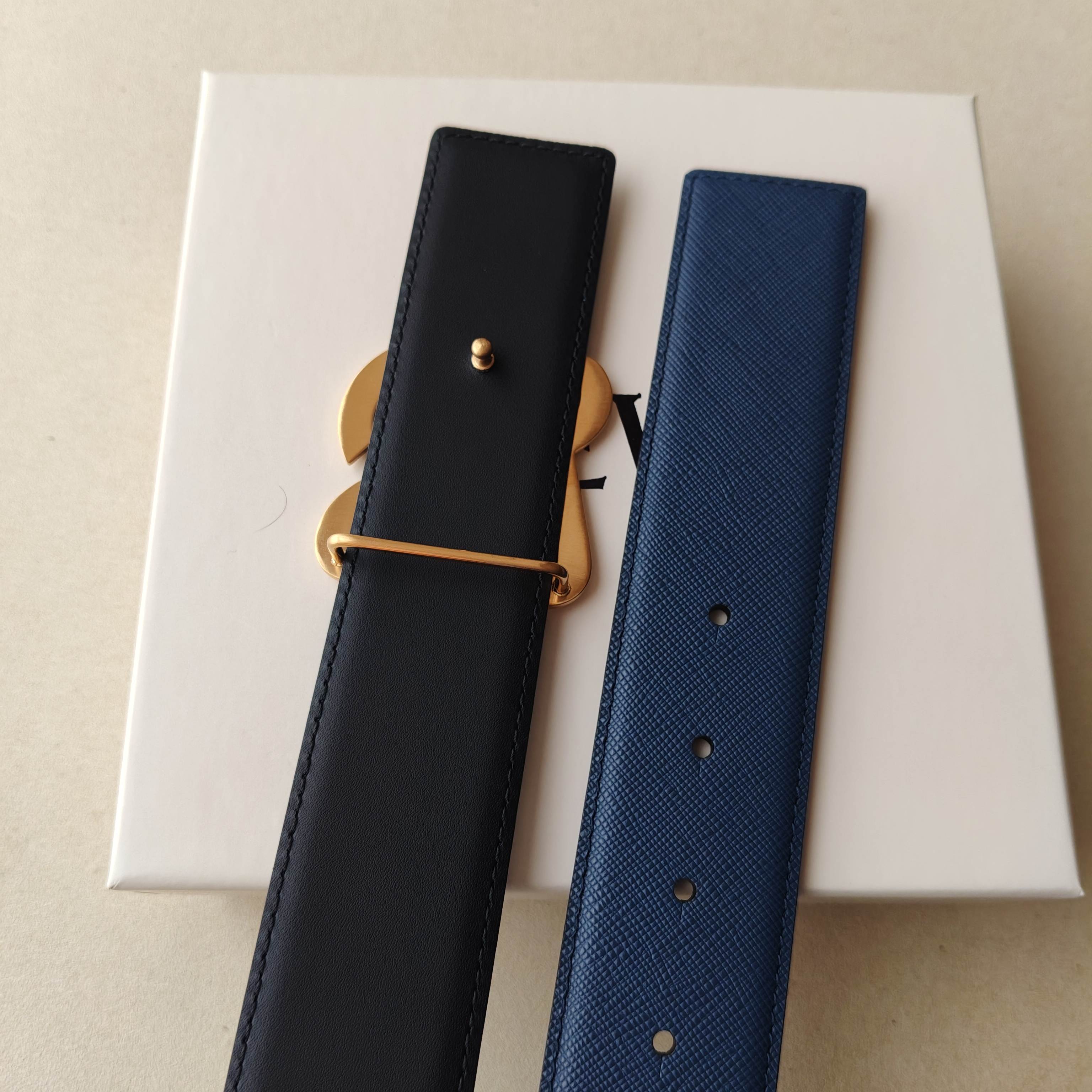 品牌:罗意威 价格: 尺寸:带宽40mm 正品尺寸 五金材质:专柜精品扣,真空电镀,工艺精细 带身材质:天然头层牛皮 品牌:罗意威 价格: 尺寸:带宽40mm 正品尺寸 五金材质:专柜精品扣,真空电镀,工艺精细 带身材质:天然头层牛皮