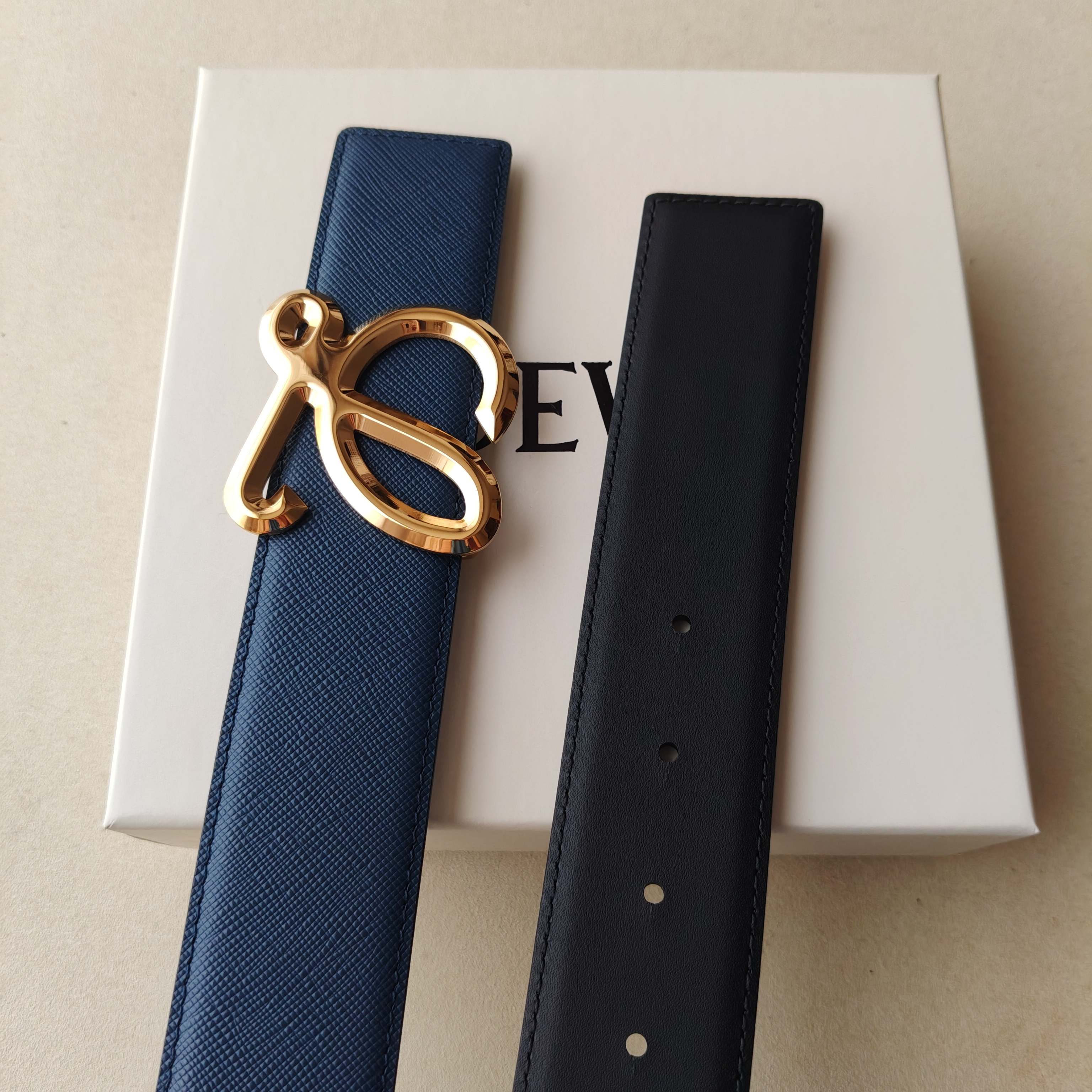 品牌:罗意威 价格: 尺寸:带宽40mm 正品尺寸 五金材质:专柜精品扣,真空电镀,工艺精细 带身材质:天然头层牛皮 品牌:罗意威 价格: 尺寸:带宽40mm 正品尺寸 五金材质:专柜精品扣,真空电镀,工艺精细 带身材质:天然头层牛皮