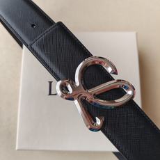 品牌:罗意威 价格: 尺寸:带宽40mm 正品尺寸 五金材质:专柜精品扣,真空电镀,工艺精细 带身材质:天然头层牛皮 品牌:罗意威 价格: 尺寸:带宽40mm 正品尺寸 五金材质:专柜精品扣,真空电镀,工艺精细 带身材质:天然头层牛皮