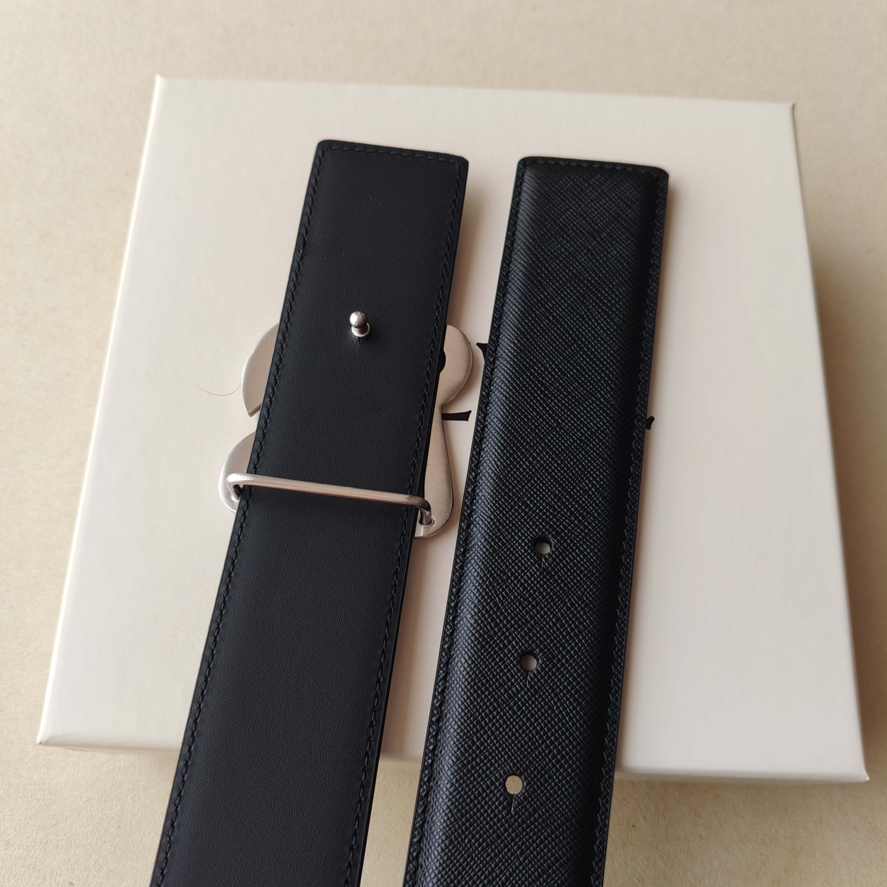 品牌:罗意威 价格: 尺寸:带宽40mm 正品尺寸 五金材质:专柜精品扣,真空电镀,工艺精细 带身材质:天然头层牛皮 品牌:罗意威 价格: 尺寸:带宽40mm 正品尺寸 五金材质:专柜精品扣,真空电镀,工艺精细 带身材质:天然头层牛皮