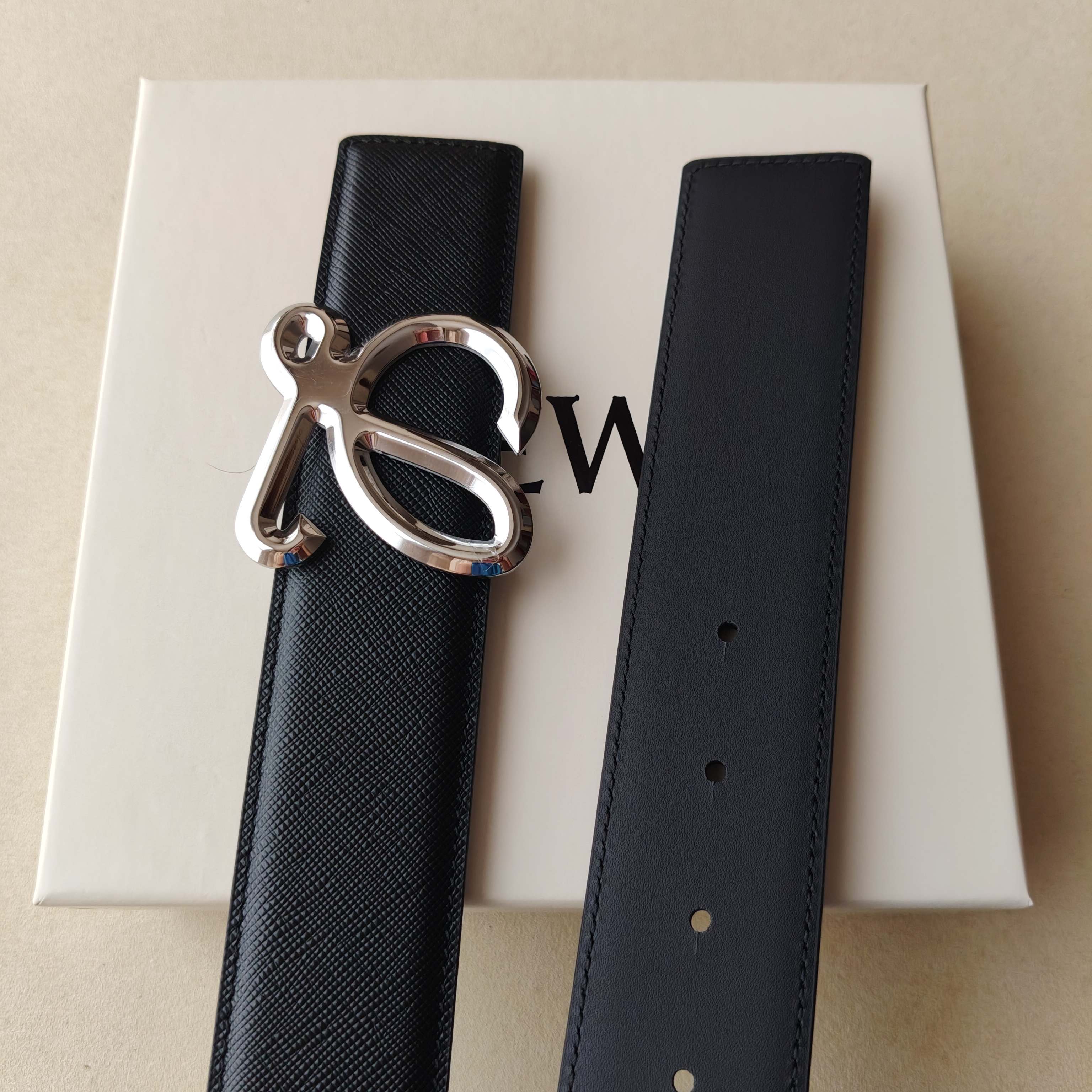 品牌:罗意威 价格: 尺寸:带宽40mm 正品尺寸 五金材质:专柜精品扣,真空电镀,工艺精细 带身材质:天然头层牛皮 品牌:罗意威 价格: 尺寸:带宽40mm 正品尺寸 五金材质:专柜精品扣,真空电镀,工艺精细 带身材质:天然头层牛皮