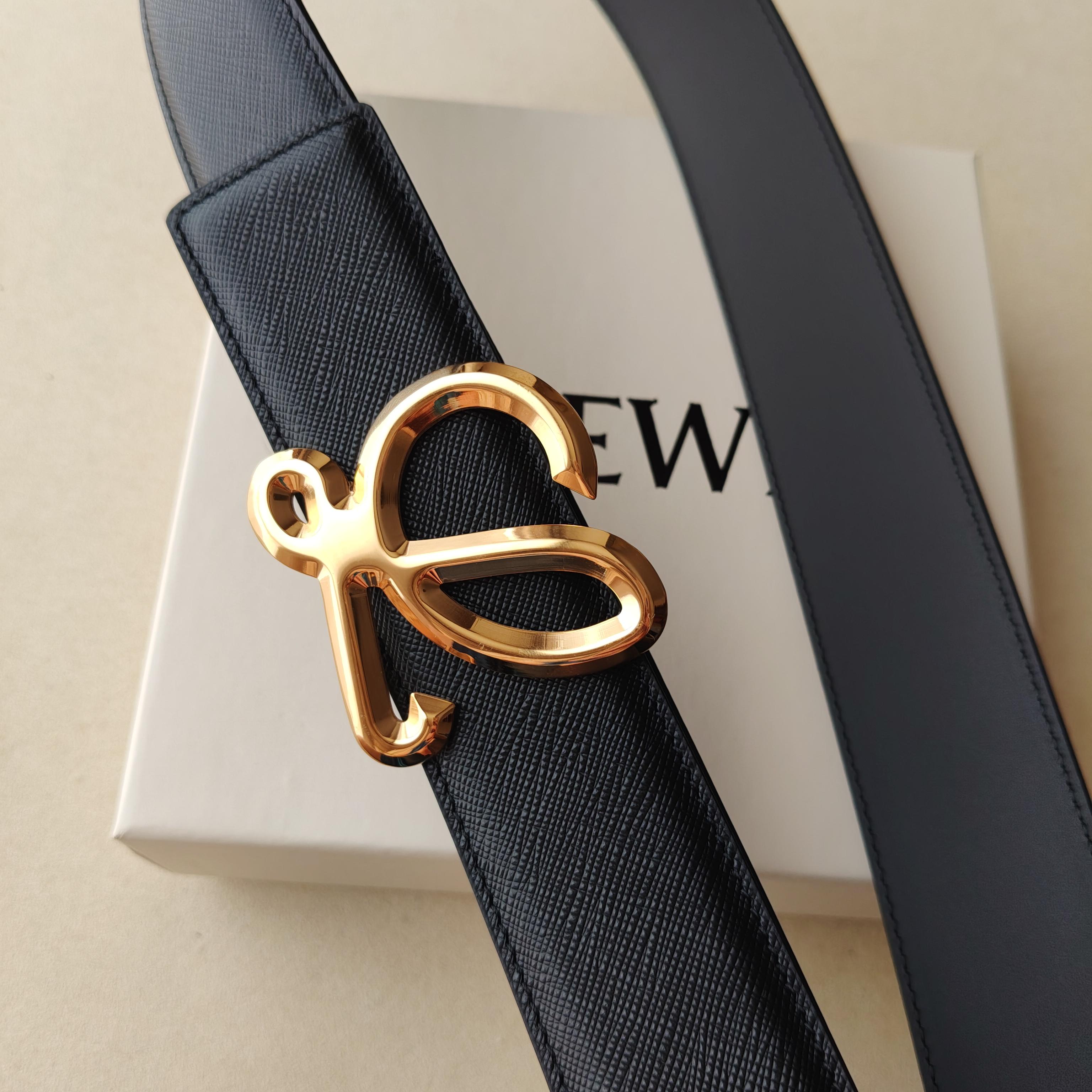 品牌:罗意威 价格: 尺寸:带宽40mm 正品尺寸 五金材质:专柜精品扣,真空电镀,工艺精细 带身材质:天然头层牛皮 品牌:罗意威 价格: 尺寸:带宽40mm 正品尺寸 五金材质:专柜精品扣,真空电镀,工艺精细 带身材质:天然头层牛皮