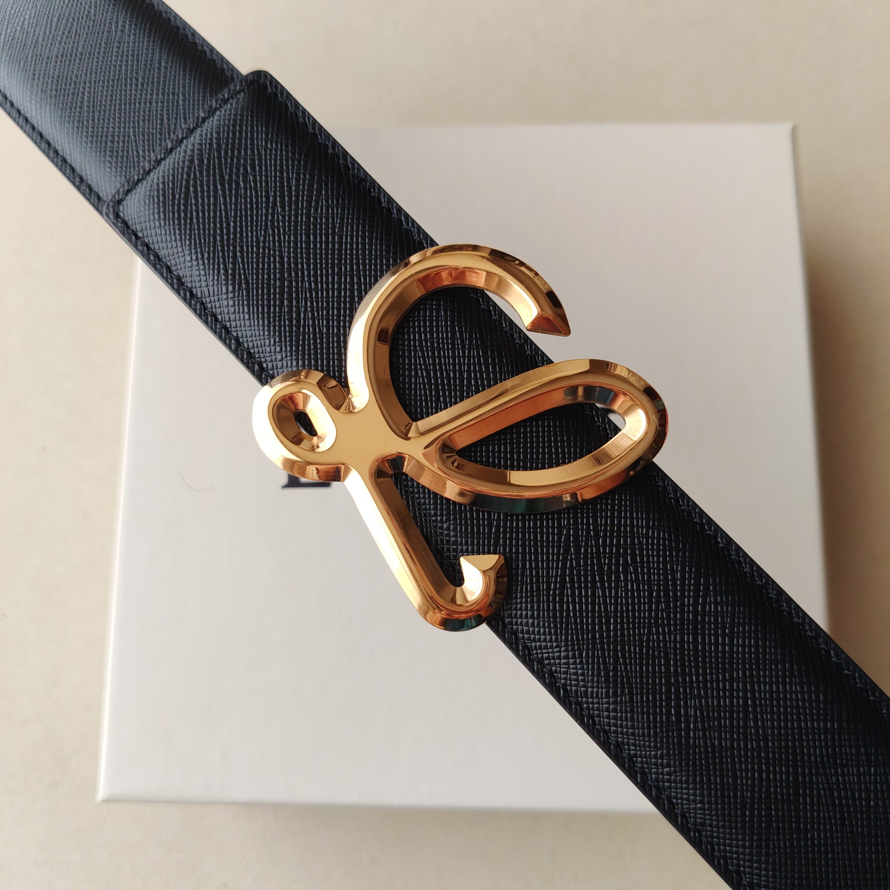 品牌:罗意威 价格: 尺寸:带宽40mm 正品尺寸 五金材质:专柜精品扣,真空电镀,工艺精细 带身材质:天然头层牛皮 品牌:罗意威 价格: 尺寸:带宽40mm 正品尺寸 五金材质:专柜精品扣,真空电镀,工艺精细 带身材质:天然头层牛皮