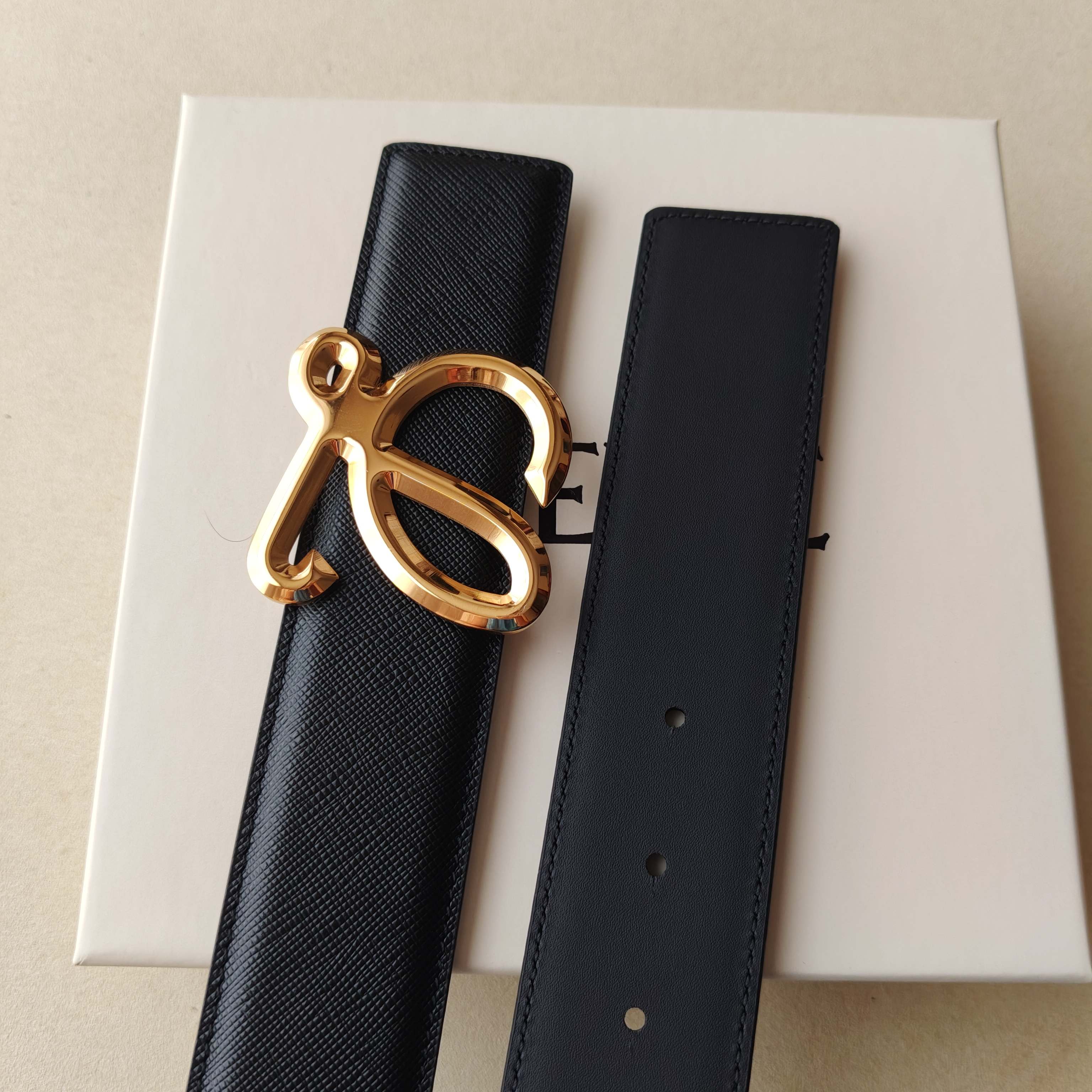 品牌:罗意威 价格: 尺寸:带宽40mm 正品尺寸 五金材质:专柜精品扣,真空电镀,工艺精细 带身材质:天然头层牛皮 品牌:罗意威 价格: 尺寸:带宽40mm 正品尺寸 五金材质:专柜精品扣,真空电镀,工艺精细 带身材质:天然头层牛皮