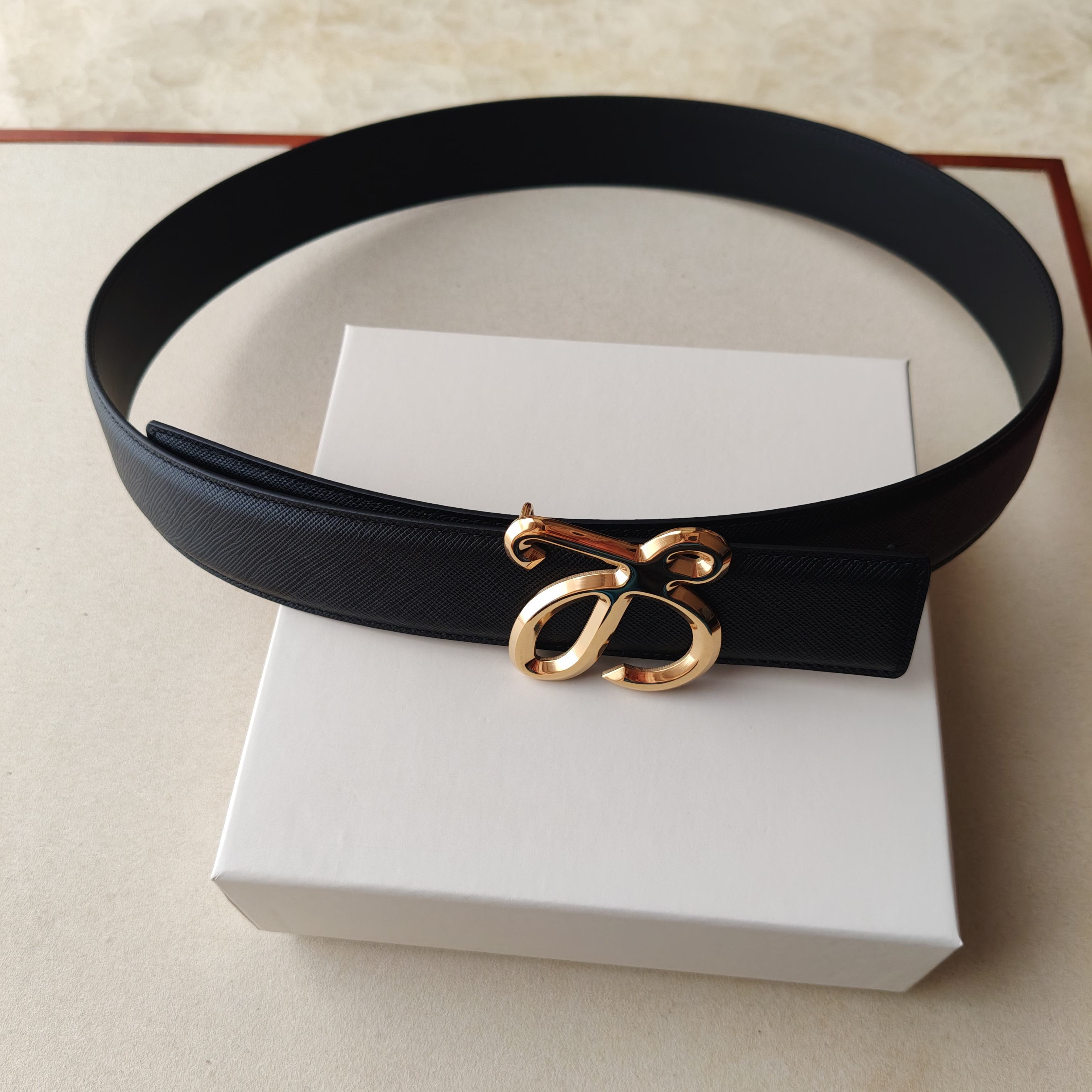品牌:罗意威 价格: 尺寸:带宽40mm 正品尺寸 五金材质:专柜精品扣,真空电镀,工艺精细 带身材质:天然头层牛皮 品牌:罗意威 价格: 尺寸:带宽40mm 正品尺寸 五金材质:专柜精品扣,真空电镀,工艺精细 带身材质:天然头层牛皮