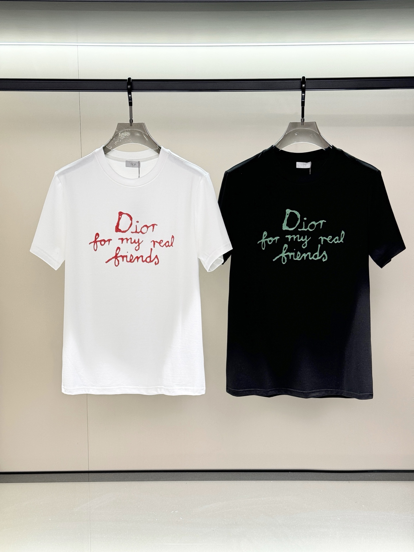 NO:135413,, Dior/Dior, the latest model in summer 2025, available at the counter at the same time, original single ruthless product, fashionable and casual round neck short-sleeved T-shirt, very distinctive on the upper body!  Eye-catching and highlighted, imported original fabric, top-level embroidery craft letter pattern decorative logo, simple but not lacking in fashion, classic and atmospheric, comfortable and breathable, handsome and stylish on the upper body, code number s-2xl u,,dior,dior,T-shirt,tees,t-shirt,alexander wang19860909,Dior/迪奥,2025夏季最新款,专柜同步有售,原单狠货,时尚休闲圆领短袖T恤,上身很有特点！吸睛而有亮点,进口原版面料,顶级刺绣工艺字母图案装饰Logo,简单而不失时尚,经典大气,舒适透气,上身帅气有型,码数s--2xl u,,dior,dior,T-shirt,tees，t-shirt,alexander wang,Men's clothing