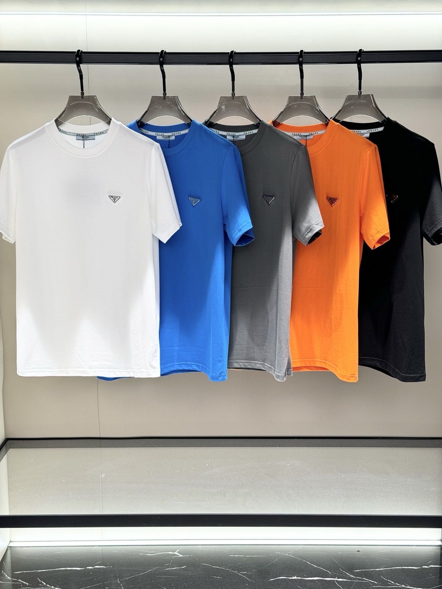 NO:135410,,Prada/Prada, the latest model in 2025 summer, available at the counter at the same time, original single product, fashionable and casual round neck short-sleeved T-shirt, very distinctive on the upper body!  Eye-catching and highlighted, imported original fabric, top-level embroidery craft letter pattern decorative logo, simple but not lacking in fashion, classic and atmospheric, comfortable and breathable, handsome and stylish on the upper body, code number s-2xl u,,prada,prada,T-shirt,tees,t-shirt,alexander wang19860909,Prada/普拉达,2025夏季最新款,专柜同步有售,原单狠货,时尚休闲圆领短袖T恤,上身很有特点！吸睛而有亮点,进口原版面料,顶级刺绣工艺字母图案装饰Logo,简单而不失时尚,经典大气,舒适透气,上身帅气有型,码数s--2xl u,,prada,prada,T-shirt,tees，t-shirt,alexander wang,Men's clothing