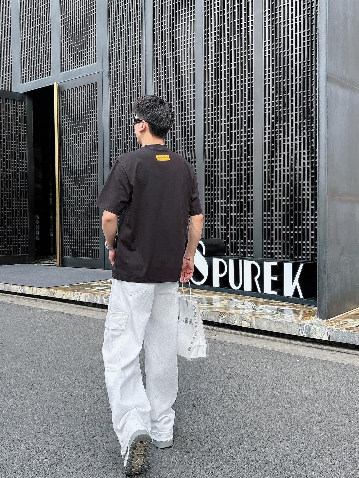 LV🌾、🆕2026春夏新品发售新品短袖T恤，面料采用新疆长绒棉，温儒柔软 细腻柔软 上身自然是舒适 凉爽