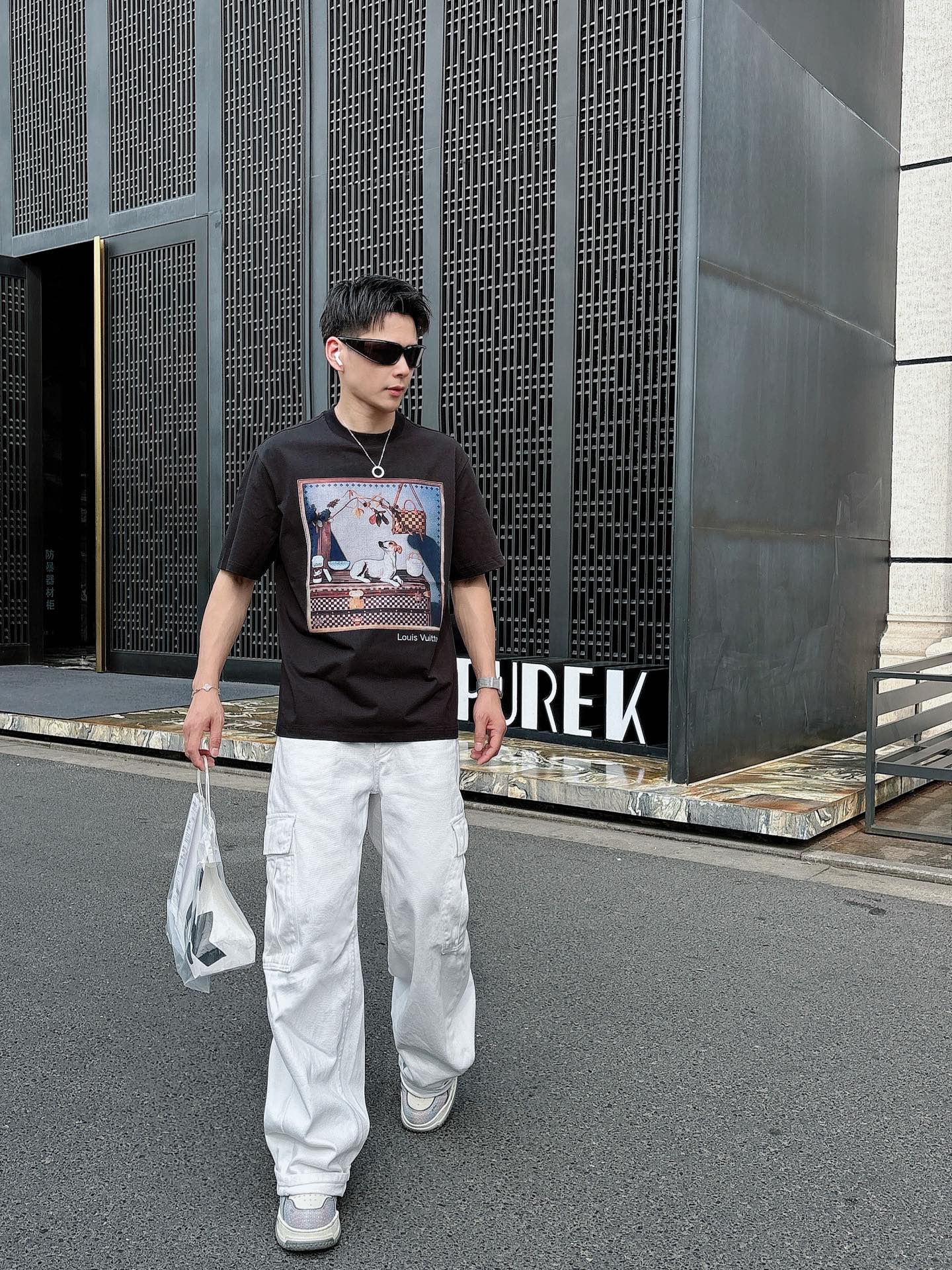 LV🌾、🆕2026春夏新品发售新品短袖T恤，面料采用新疆长绒棉，温儒柔软 细腻柔软 上身自然是舒适 凉爽