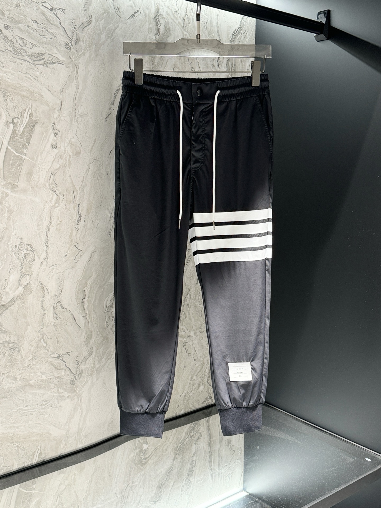 2025 Spring New Fashion Items: Synchronized Cabinets, Polyester Fibres, and Top Printing - 图片 2