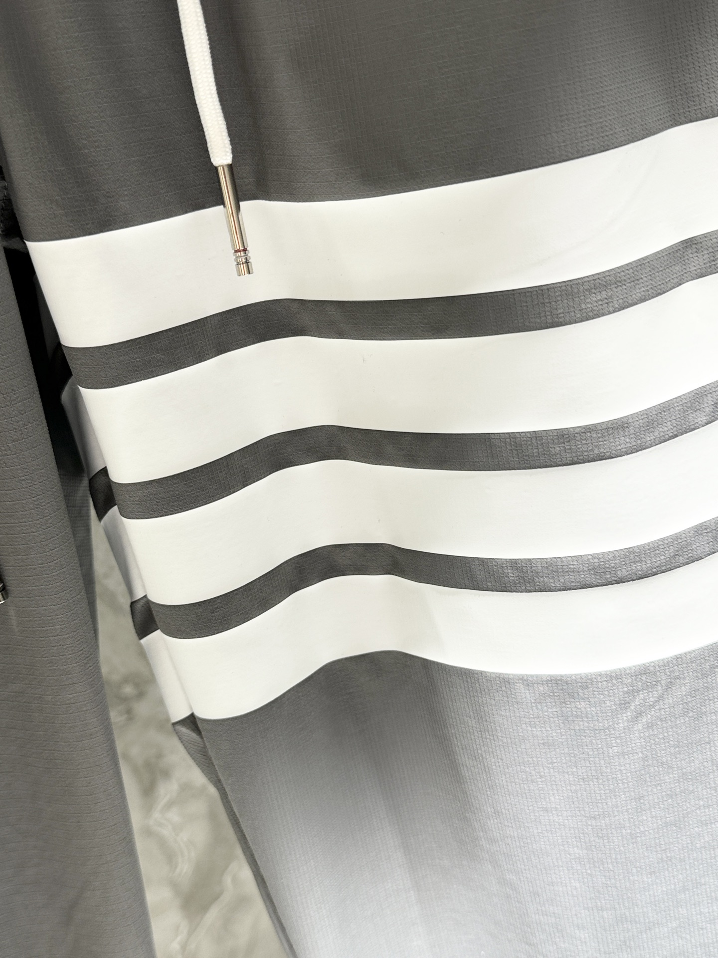 2025 Spring New Fashion Items: Synchronized Cabinets, Polyester Fibres, and Top Printing - 图片 7