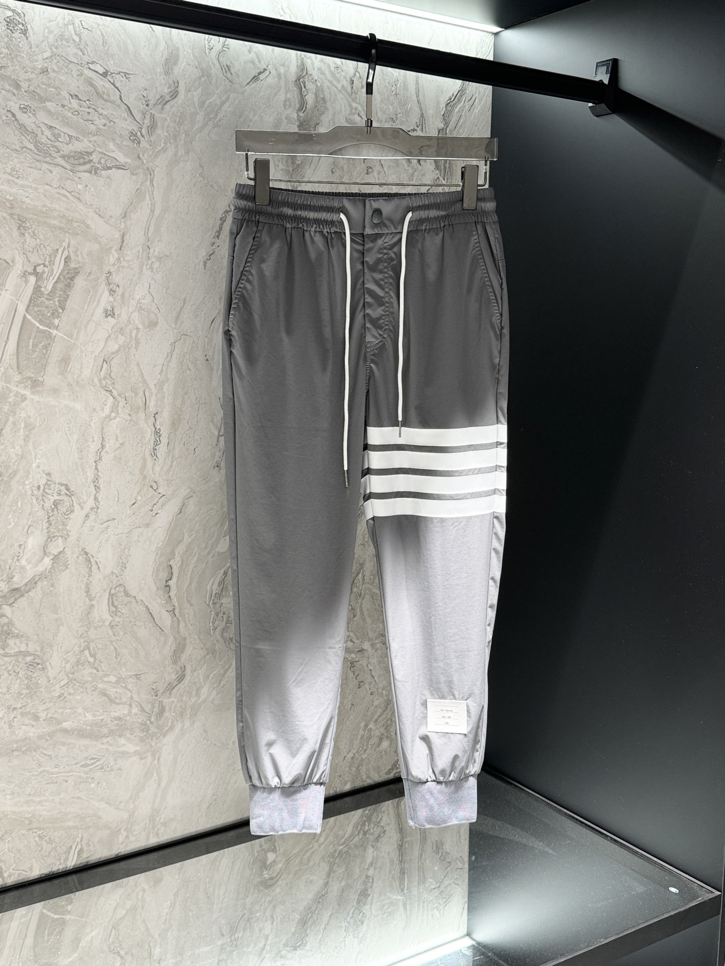 2025 Spring New Fashion Items: Synchronized Cabinets, Polyester Fibres, and Top Printing - 图片 3