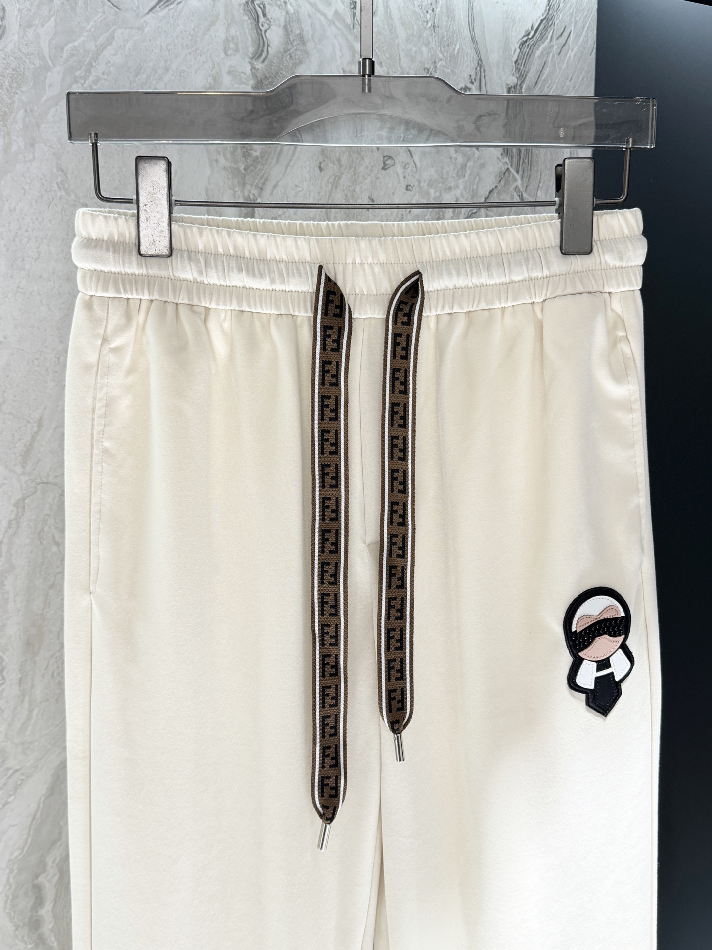 “Fendy Spring 2025 New Products: Synchronized Cabinets, Fashion Pants with Imported Fibers, High-Grade Comfort” - 图片 3