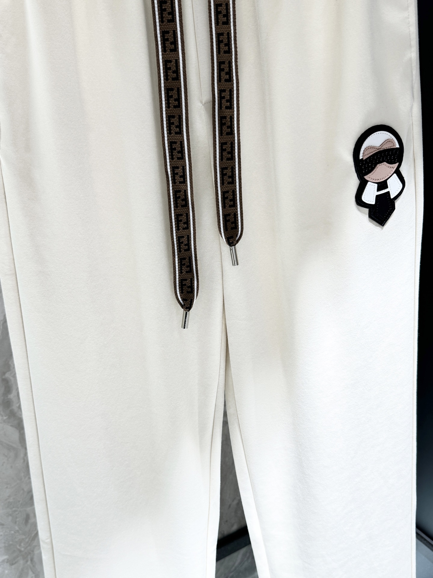 “Fendy Spring 2025 New Products: Synchronized Cabinets, Fashion Pants with Imported Fibers, High-Grade Comfort” - 图片 7