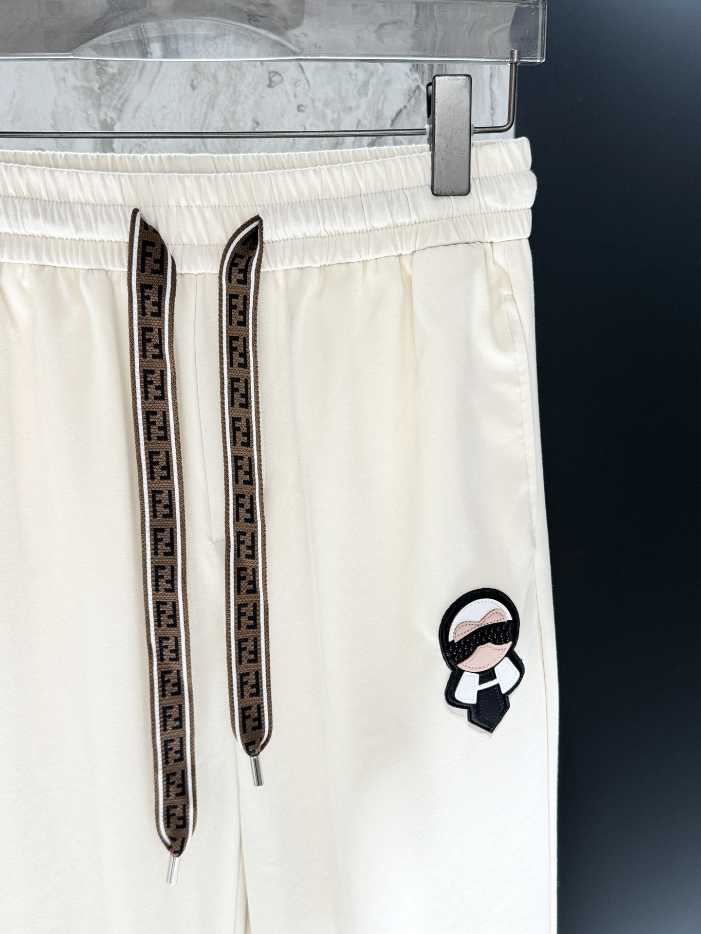 “Fendy Spring 2025 New Products: Synchronized Cabinets, Fashion Pants with Imported Fibers, High-Grade Comfort” - 图片 4