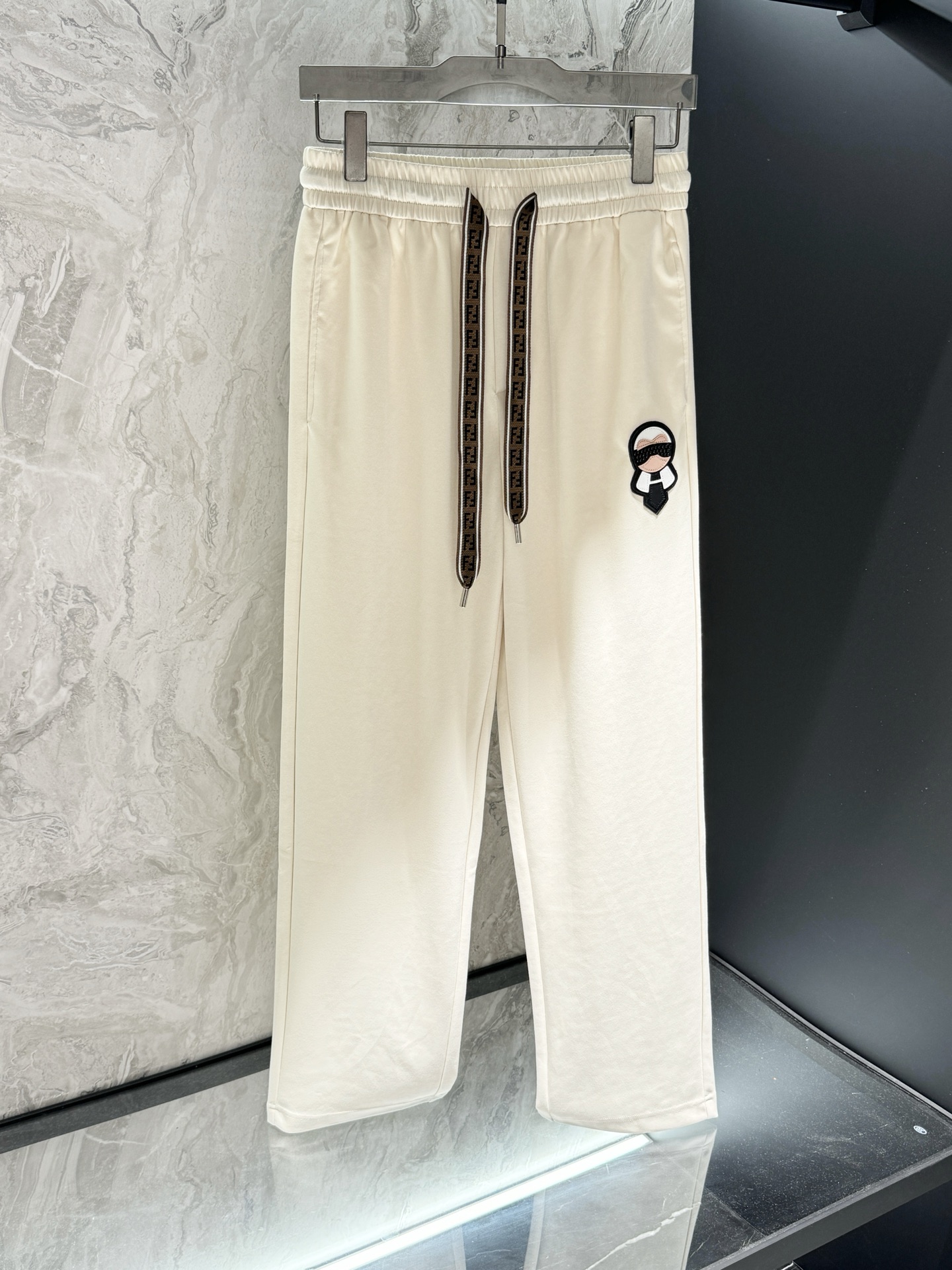 “Fendy Spring 2025 New Products: Synchronized Cabinets, Fashion Pants with Imported Fibers, High-Grade Comfort” - 图片 2