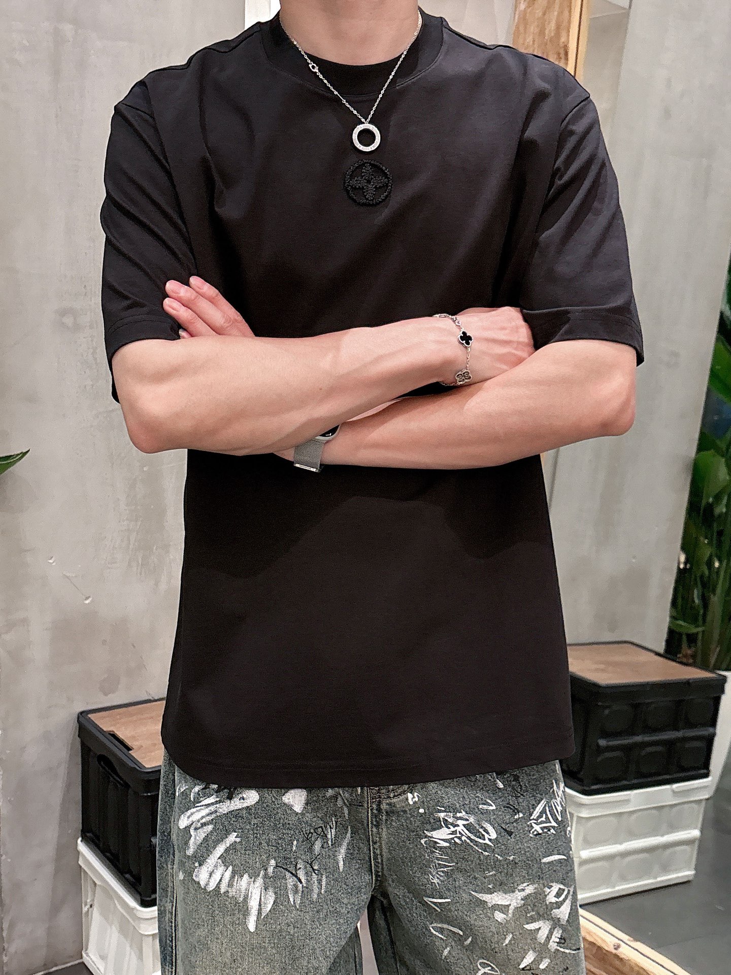 NO:159279,,Louis Vuitton/Louis Vuitton, the latest model in 2025 summer, available at the counter at the same time, original singles, fashionable and casual round neck short-sleeved T-shirt, very distinctive on the upper body!  Eye-catching and highlighted, imported original fabric, top-grade embroidery craft letter pattern decorative logo, simple but not lacking in fashion, classic and atmospheric, comfortable and breathable, handsome and stylish on the upper body, size M-3XL, louis vuitton, louis vuitton, T-shirt,tees, t-shirt,alexander wang19860909,Louis Vuitton/路易威登,2025夏季最新款,专柜同步有售,原单狠货,时尚休闲圆领短袖T恤,上身很有特点！吸睛而有亮点,进口原版面料,顶级刺绣工艺字母图案装饰Logo,简单而不失时尚,经典大气,舒适透气,上身帅气有型,码数M-3XL,,louis vuitton,louis vuitton,T-shirt,tees，t-shirt,alexander wang,Men's clothing