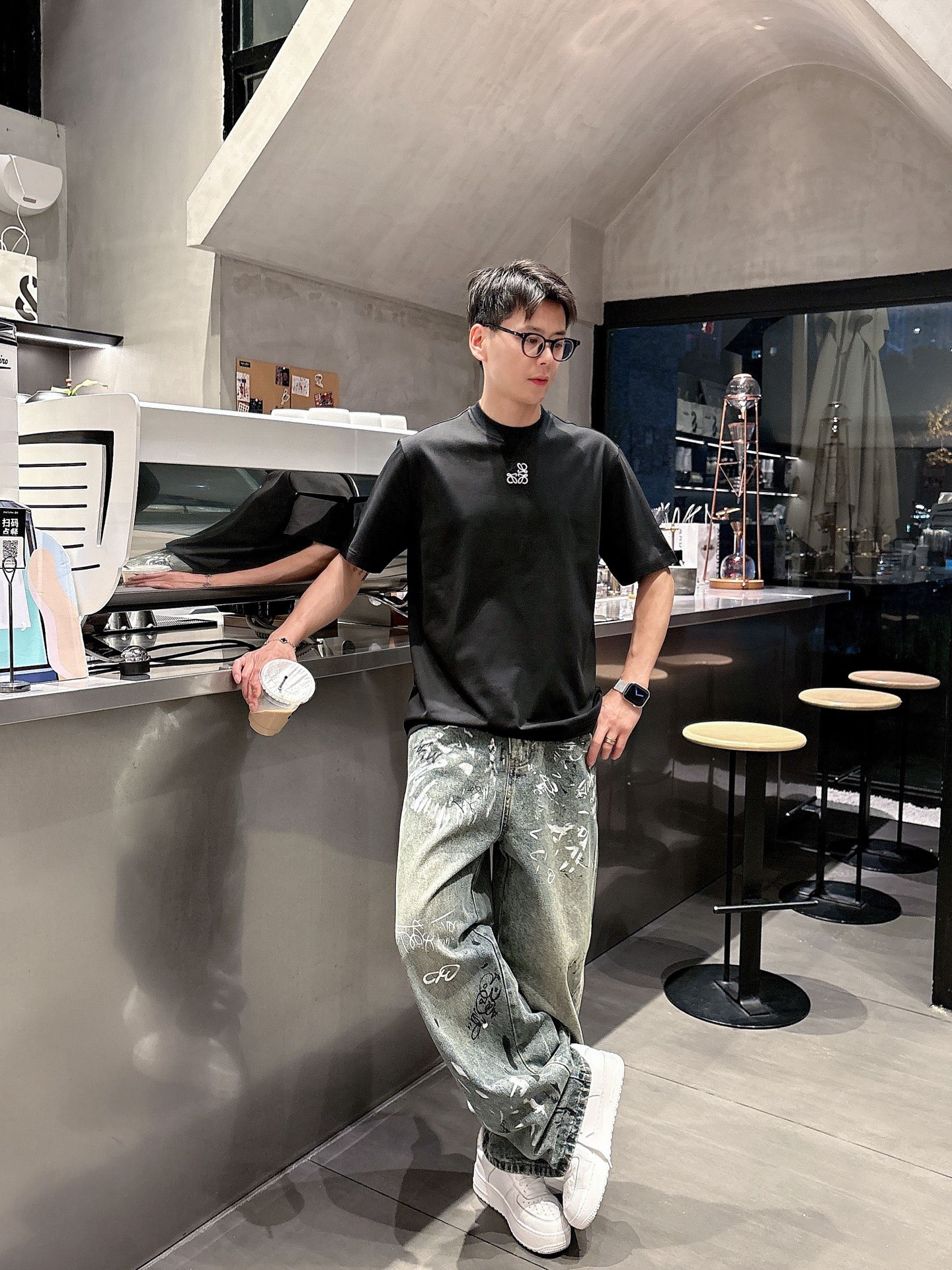 NO:159281,,LOEWE/Luo Yiwei, the latest model in 2025 summer, available at the counter at the same time, original single ruthless product, fashionable and casual round neck short-sleeved T-shirt, very distinctive on the upper body!  Eye-catching and highlighted, imported original fabric, top-grade embroidery craft letter pattern decorative logo, simple but not lacking in fashion, classic and atmospheric, comfortable and breathable, handsome and stylish on the upper body, size M-3XL, loewe, loewe, T-shirt, tees, t-shirt, alexander wang19860909,LOEWE/罗意威,2025夏季最新款,专柜同步有售,原单狠货,时尚休闲圆领短袖T恤,上身很有特点！吸睛而有亮点,进口原版面料,顶级刺绣工艺字母图案装饰Logo,简单而不失时尚,经典大气,舒适透气,上身帅气有型,码数M-3XL,,loewe,loewe,T-shirt,tees，t-shirt,alexander wang,Men's clothing