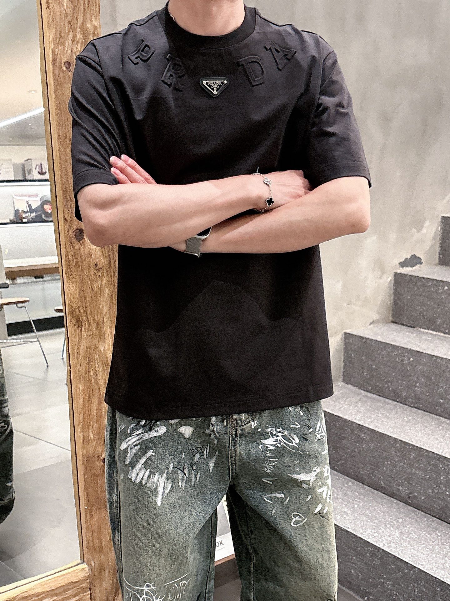 NO:159283,,Prada/Prada, the latest model in 2025 summer, available at the counter at the same time, original single product, fashionable and casual round neck short-sleeved T-shirt, very distinctive on the upper body!  Eye-catching and highlighted, imported original fabric, top-grade embroidery craft letter pattern decorative logo, simple but not lacking in fashion, classic and atmospheric, comfortable and breathable, handsome and stylish upper body, code M-3XL,,prada,prada,T-shirt,tees,t-shirt,alexander wang19860909,Prada/普拉达,2025夏季最新款,专柜同步有售,原单狠货,时尚休闲圆领短袖T恤,上身很有特点！吸睛而有亮点,进口原版面料,顶级刺绣工艺字母图案装饰Logo,简单而不失时尚,经典大气,舒适透气,上身帅气有型,码数M-3XL,,prada,prada,T-shirt,tees，t-shirt,alexander wang,Men's clothing